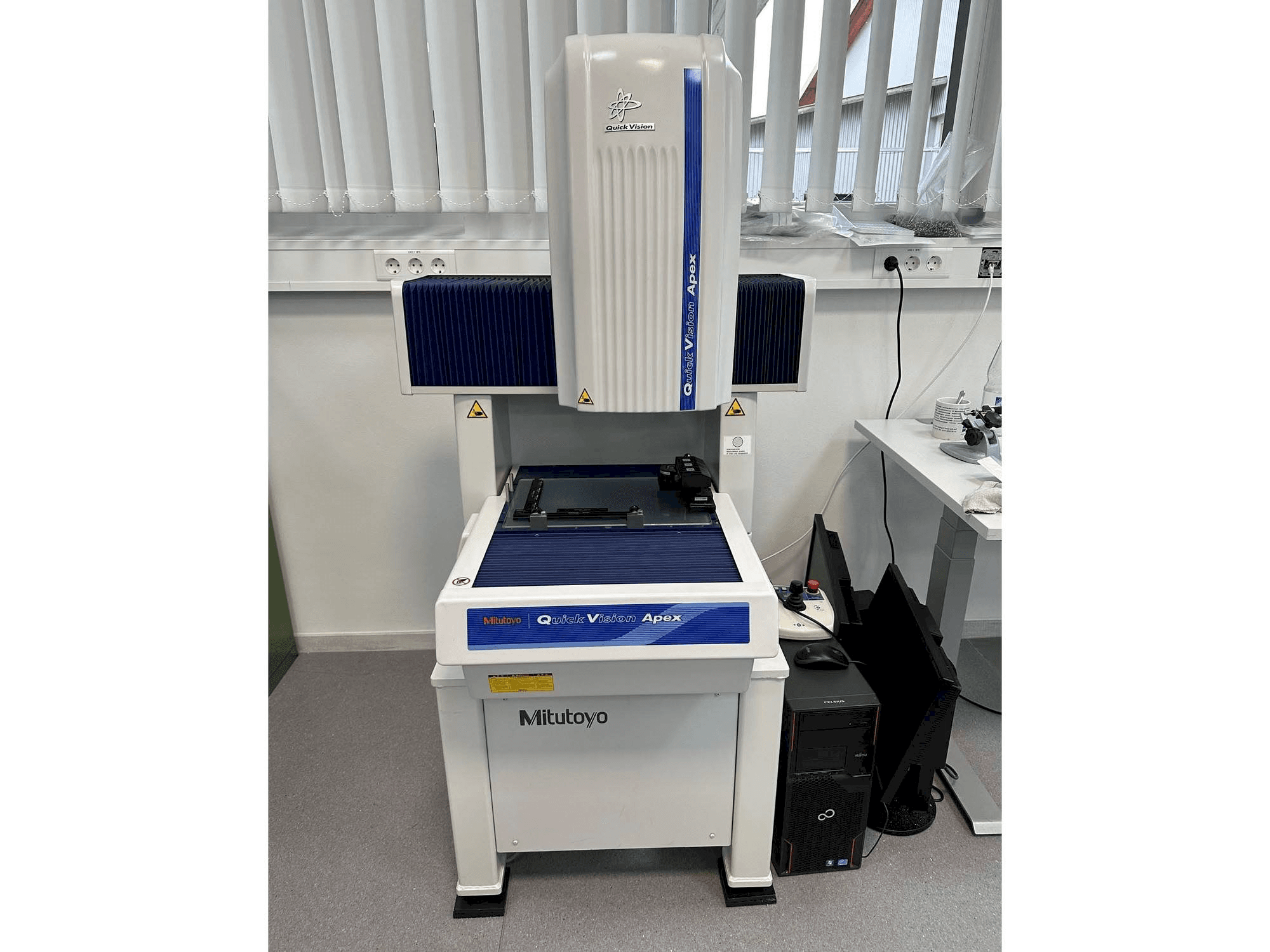 Frontansicht der Mitutoyo Quick Vision Apex Maschine