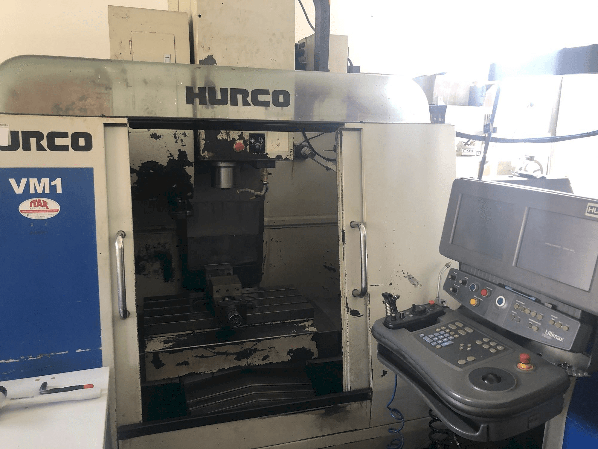 Frontansicht der Hurco VM 1 Maschine