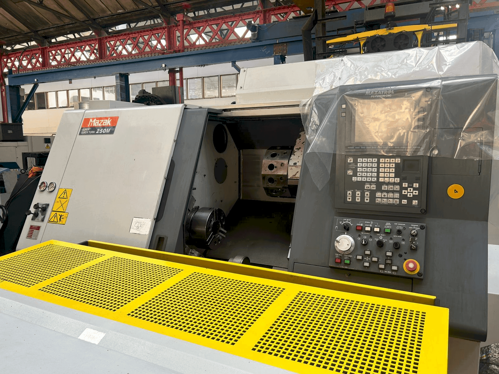 Frontansicht der Mazak SQT 250M Maschine