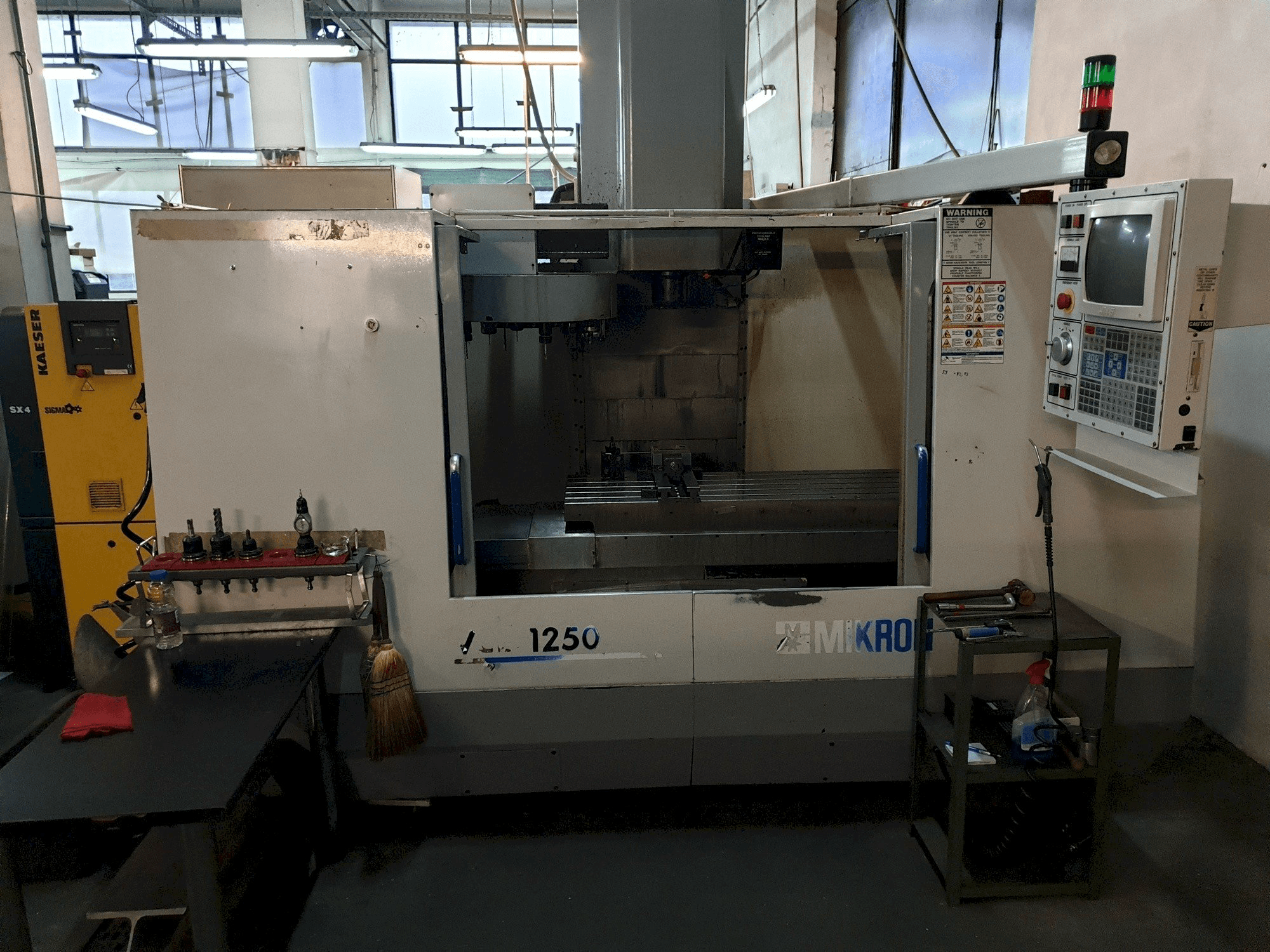 Frontansicht der MIKRON-HAAS VCE 1250 Maschine