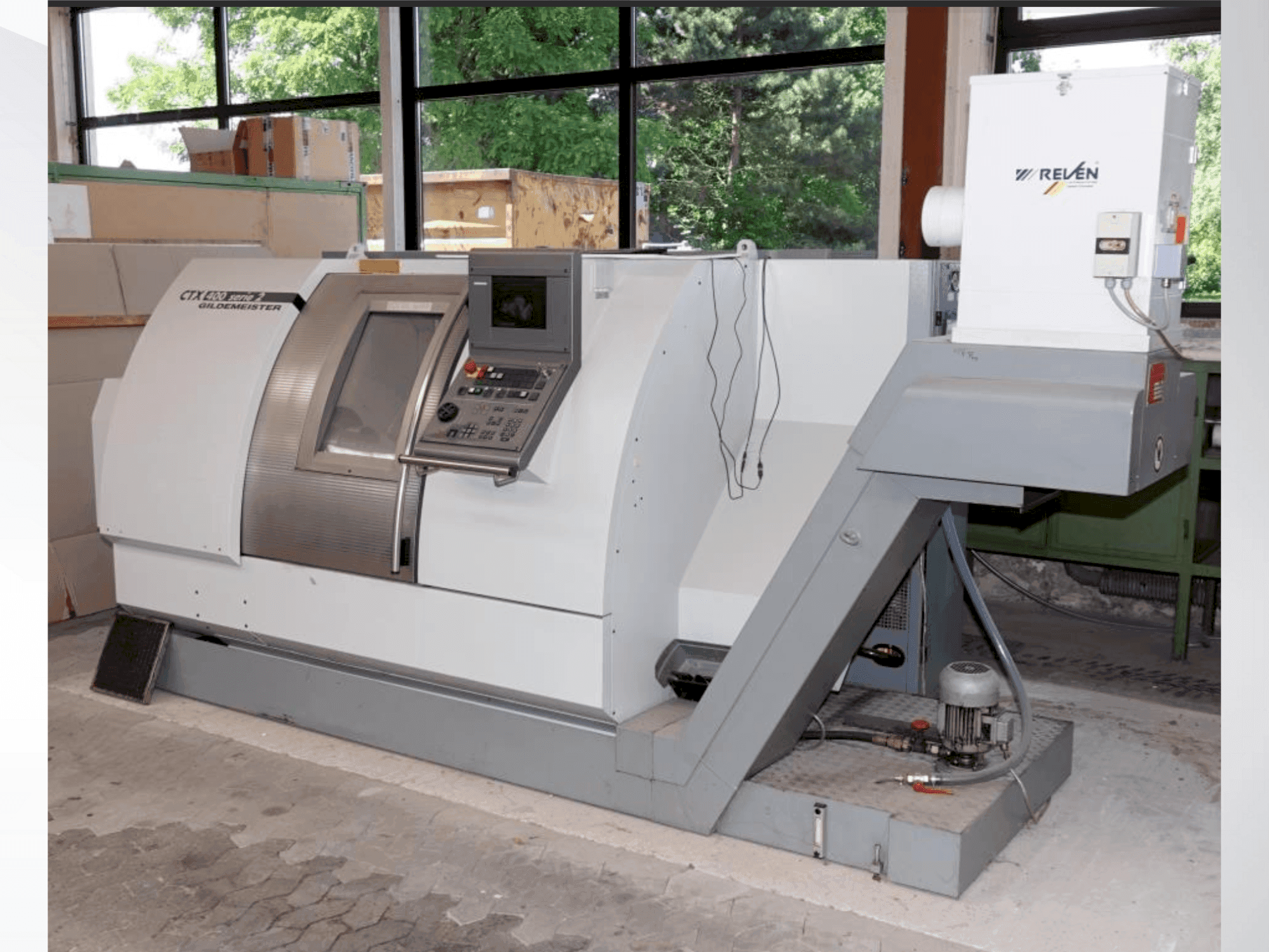 Frontansicht der Gildemeister CTX-400 S2 Maschine