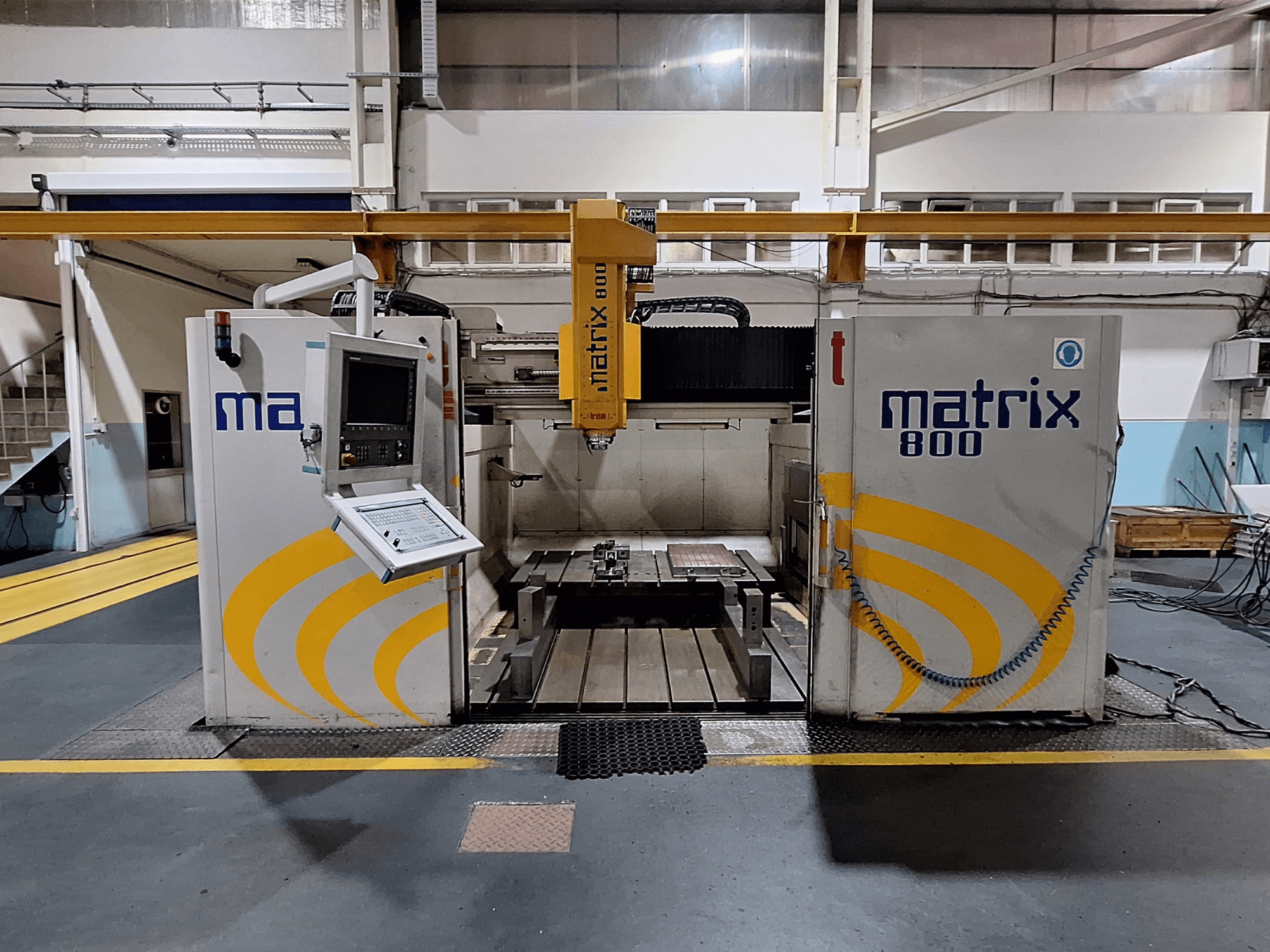 Portalfräsmaschine Breton Matrix WM 800 K25 in einer Werkstatt, mit Bedienfeld und Arbeitstisch in der Vorderansicht.