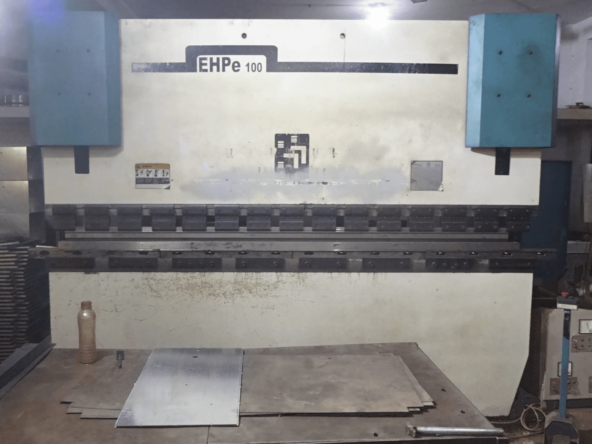 Frontansicht der Hindustan Hydraulics EHP E 100 Maschine