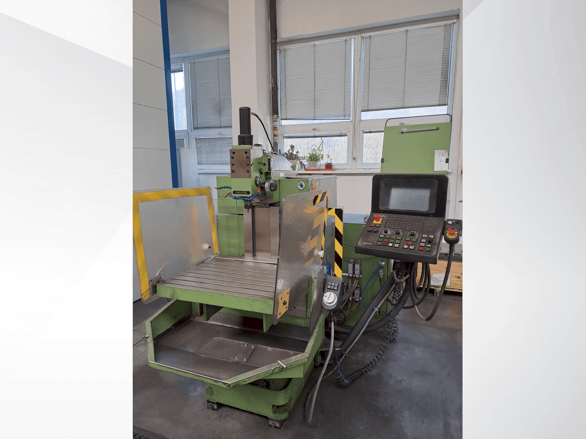 Frontansicht der DECKEL FP 3A (1999) Maschine