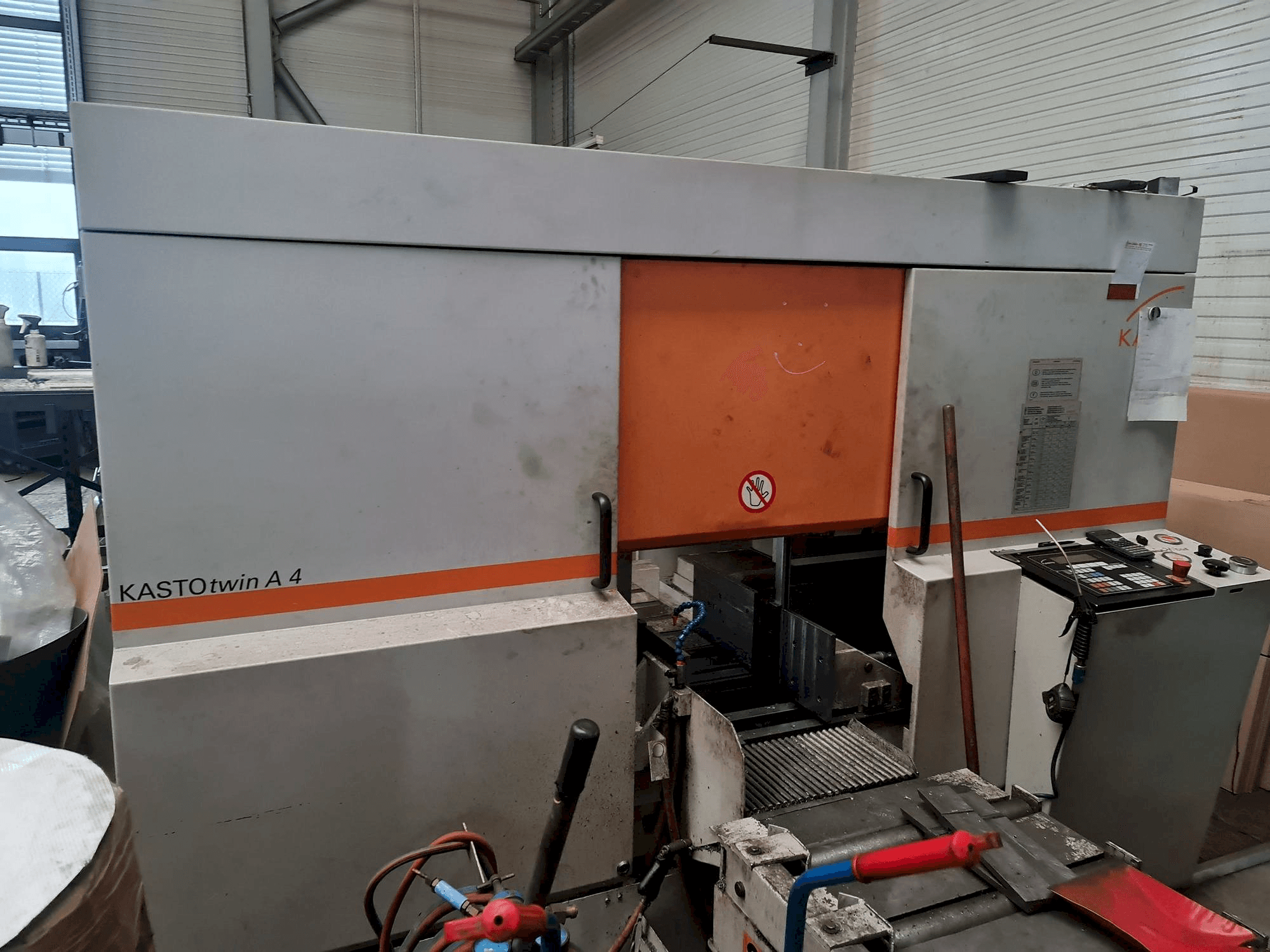 Frontansicht der KASTO twin A4 Maschine