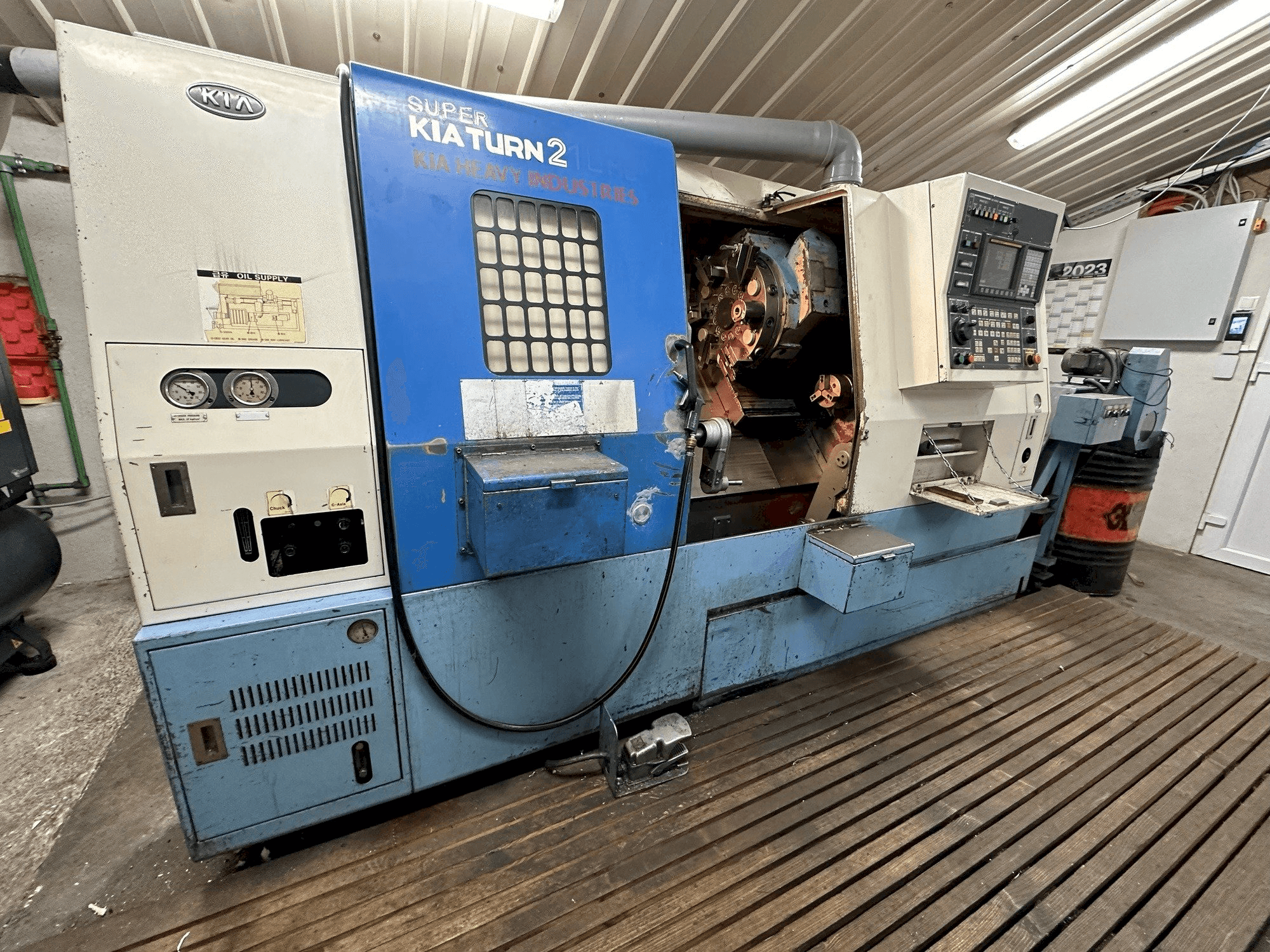 Frontansicht der Kia Super Turn 21 LMS Maschine