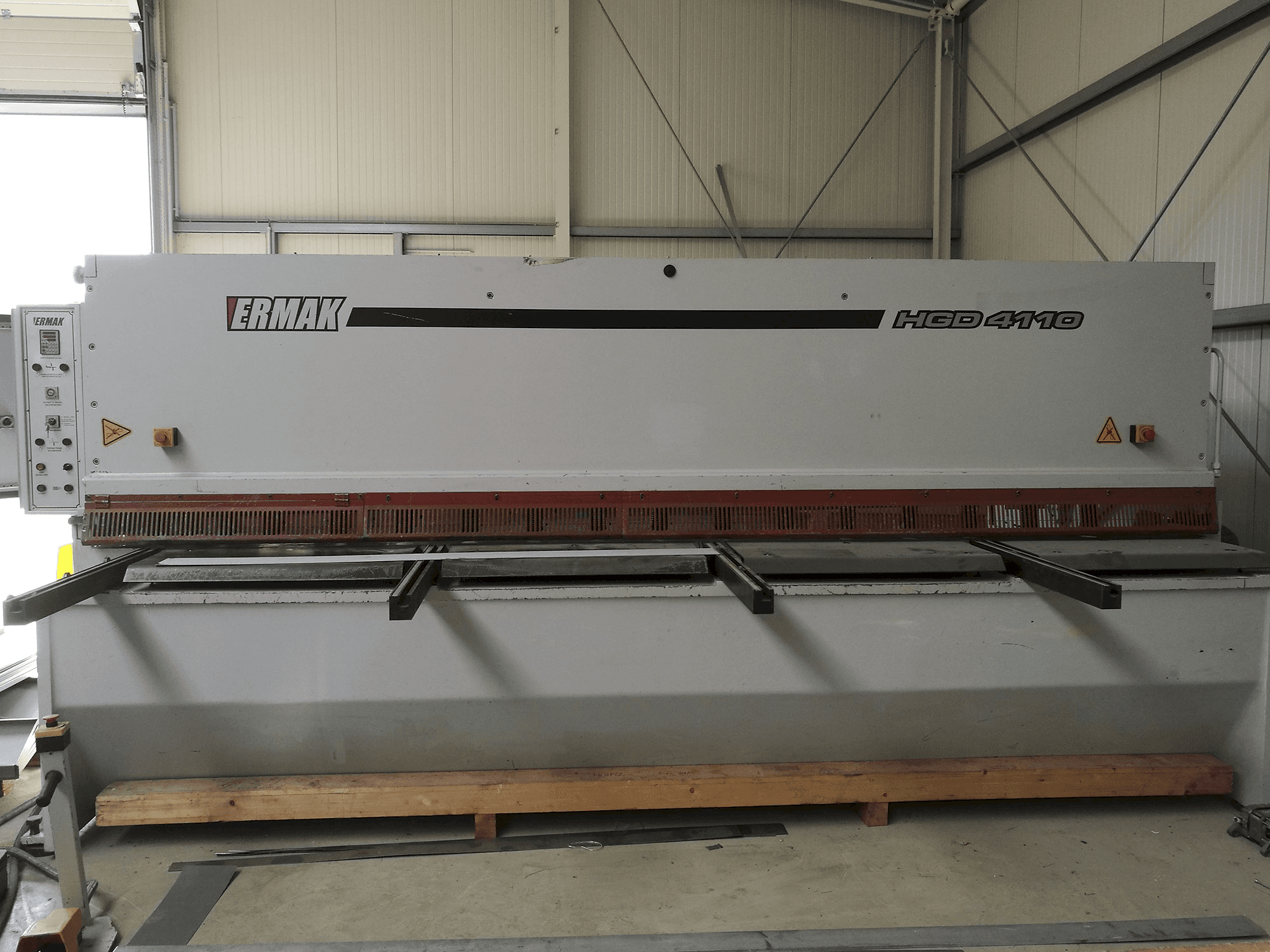 Frontansicht der ERMAKSAN HGD 4100x10 Maschine