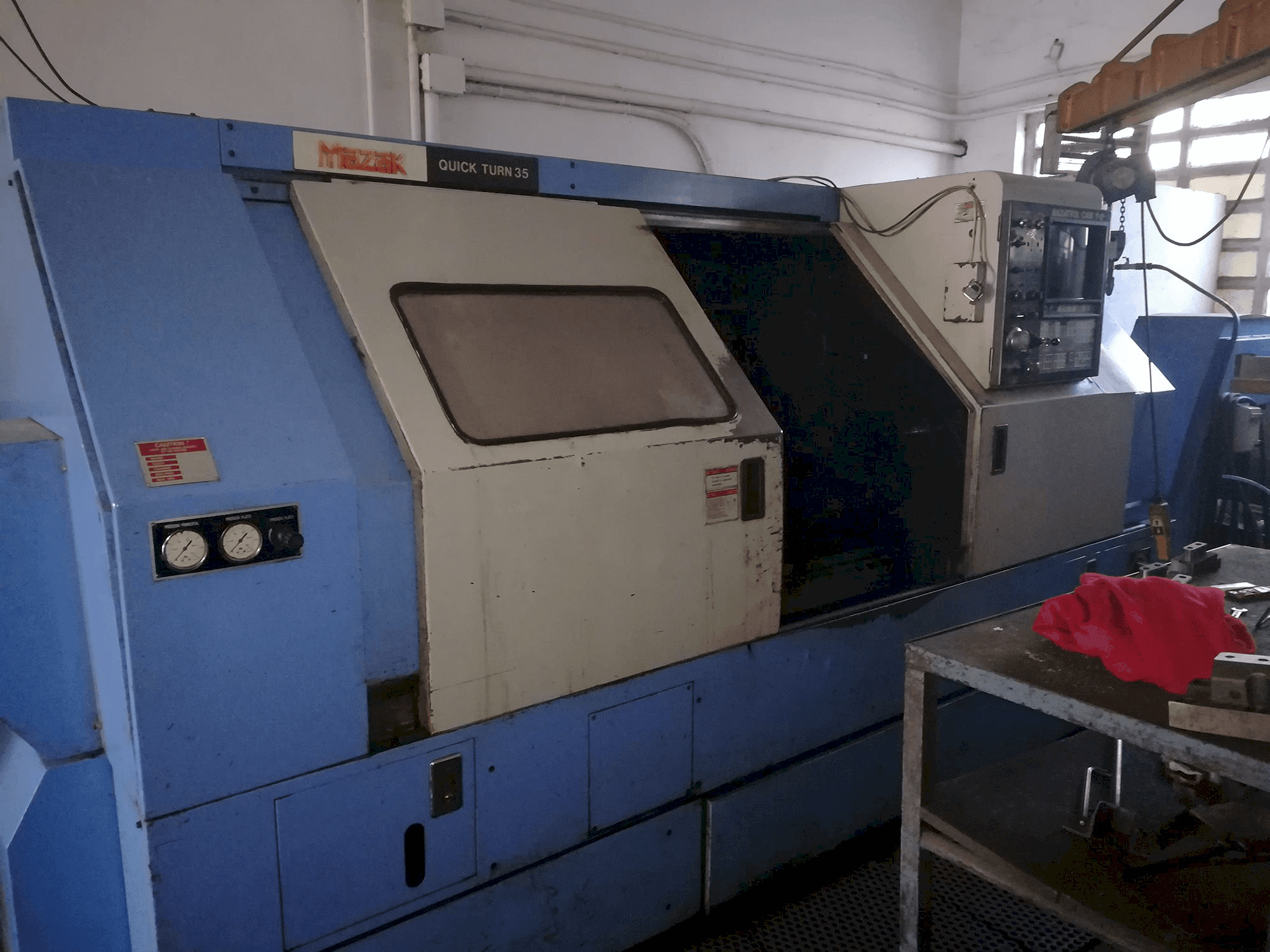 Frontansicht der Mazak Quick Turn 35 Maschine