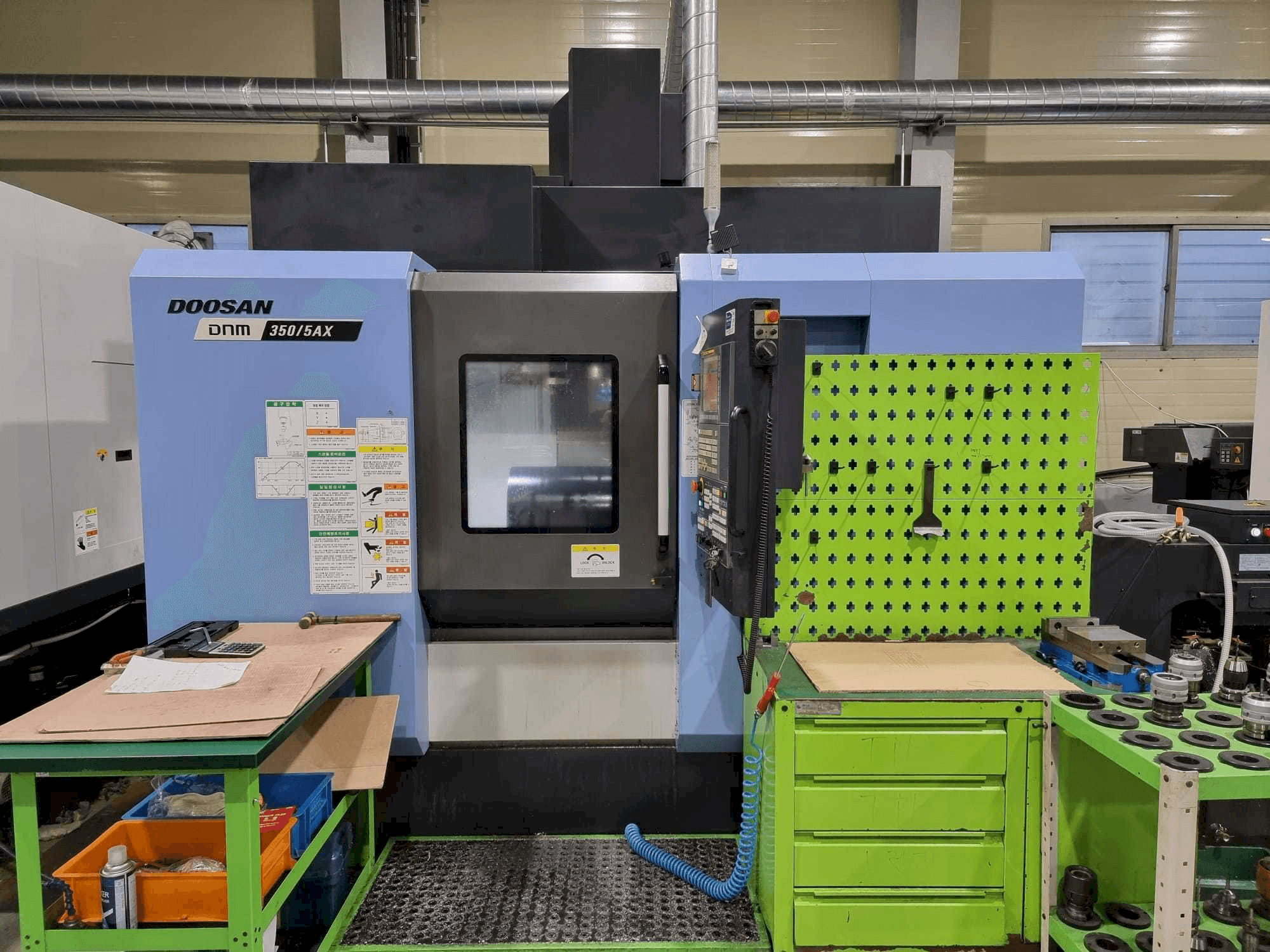 Frontansicht der Doosan DNM350/5AX Maschine