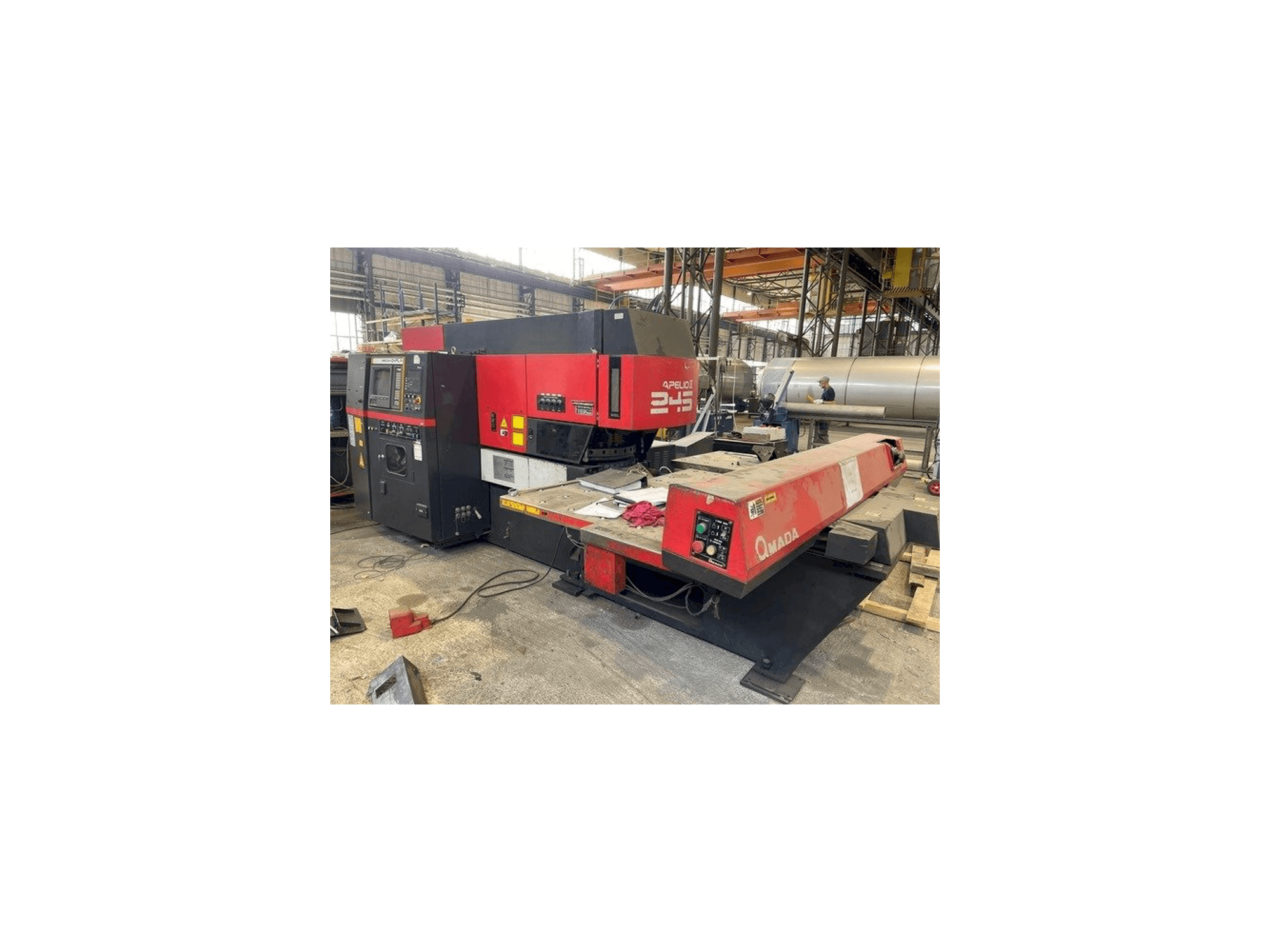 Frontansicht der AMADA Apelio II 245 Maschine