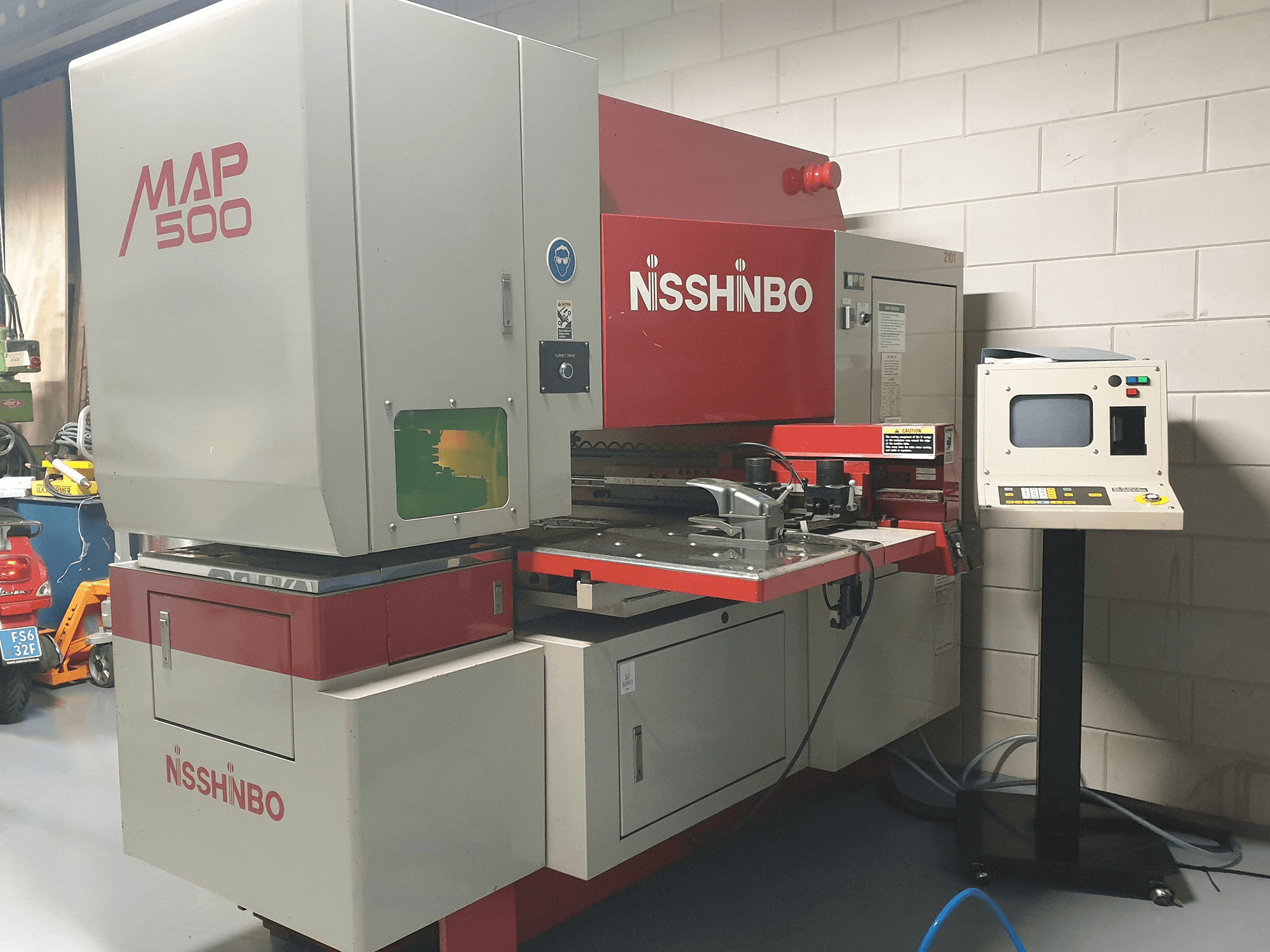 Linke Ansicht der Nisshinbo MAP 500 Maschine