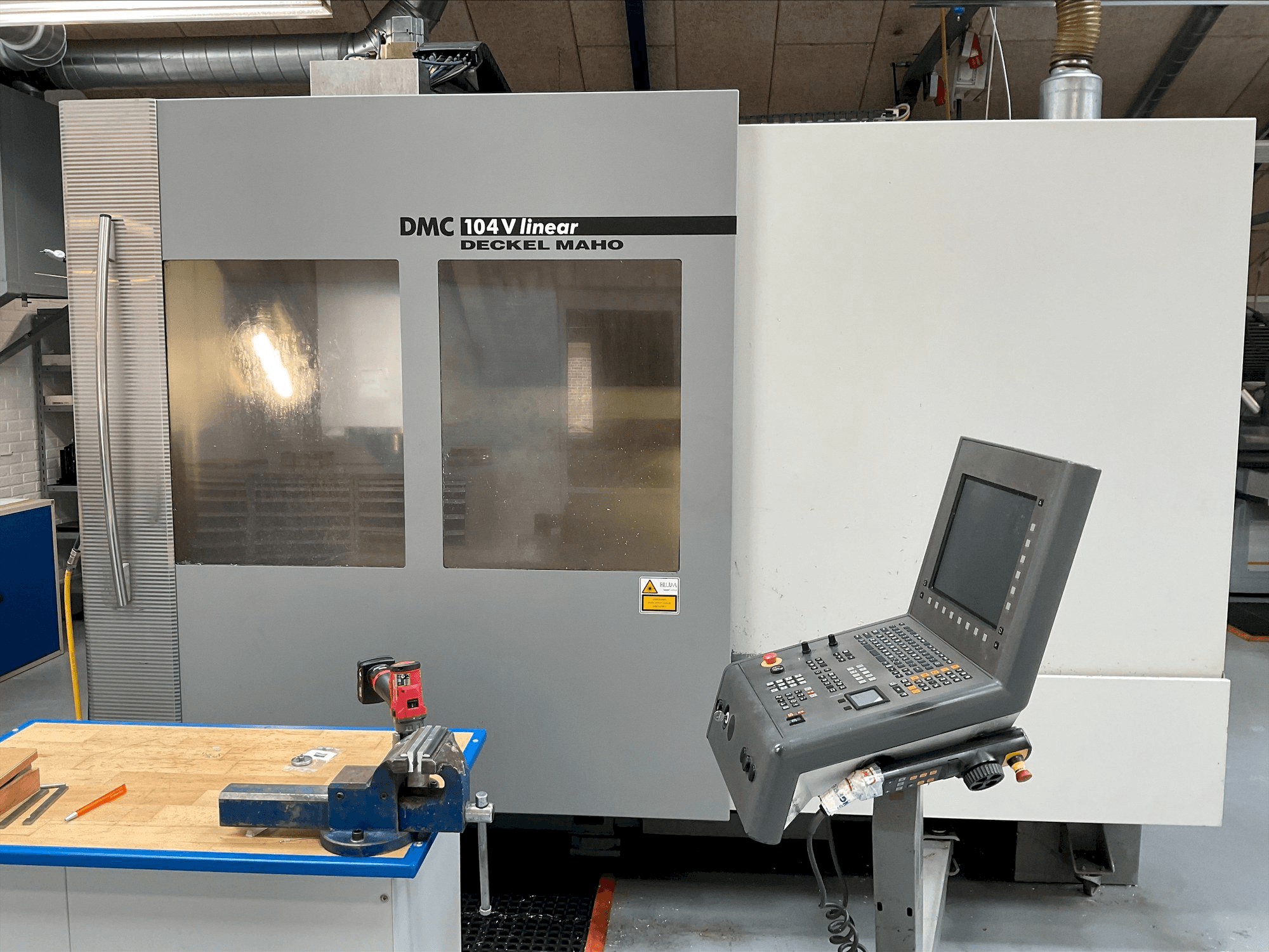 Frontansicht der DMG MORI DMC 104V linear Maschine