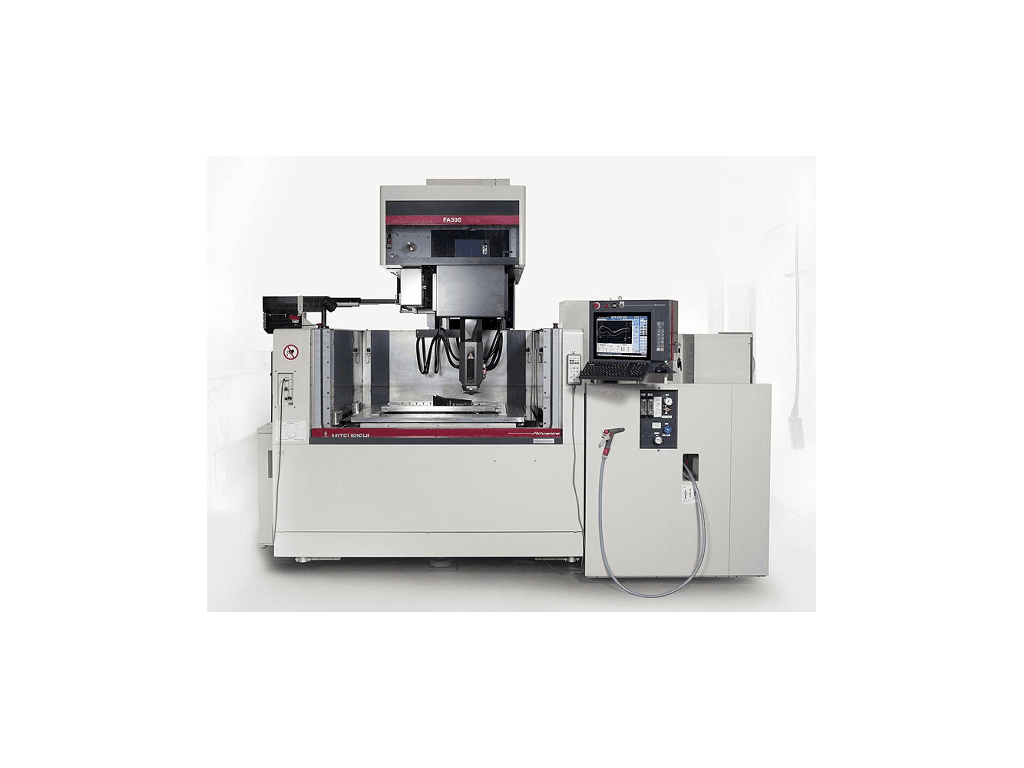 Frontansicht der Mitsubishi FA 30S Advance Maschine