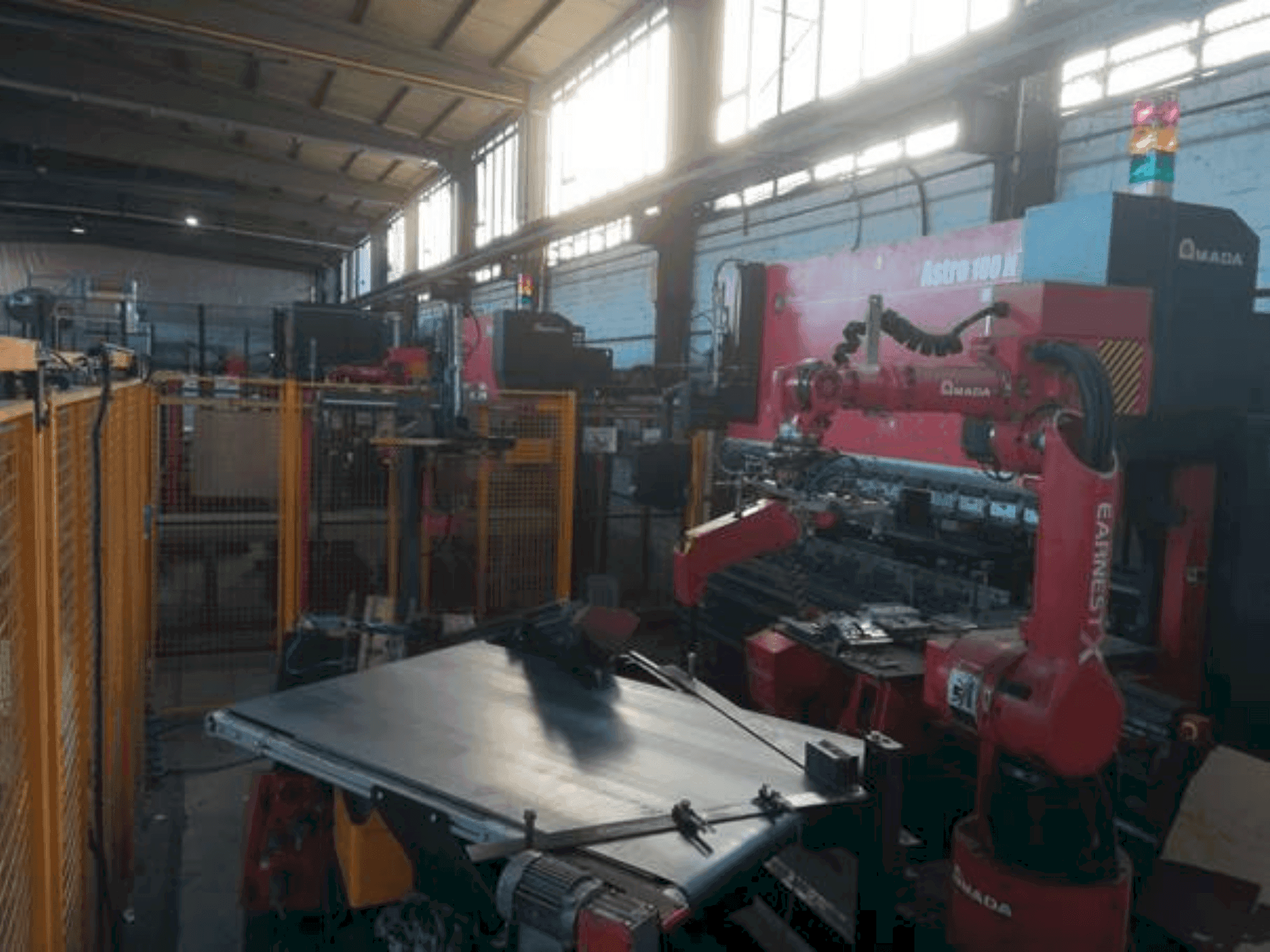 Frontansicht der AMADA Astro 100 NT Maschine