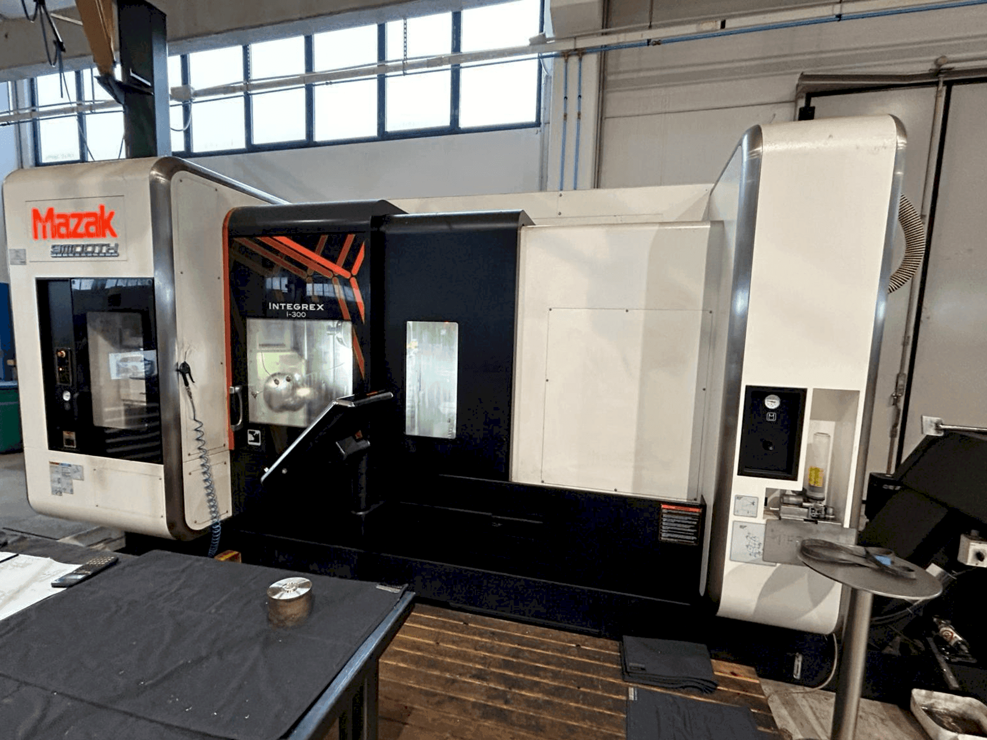 Frontansicht der Mazak INTEGREX i-300 Maschine