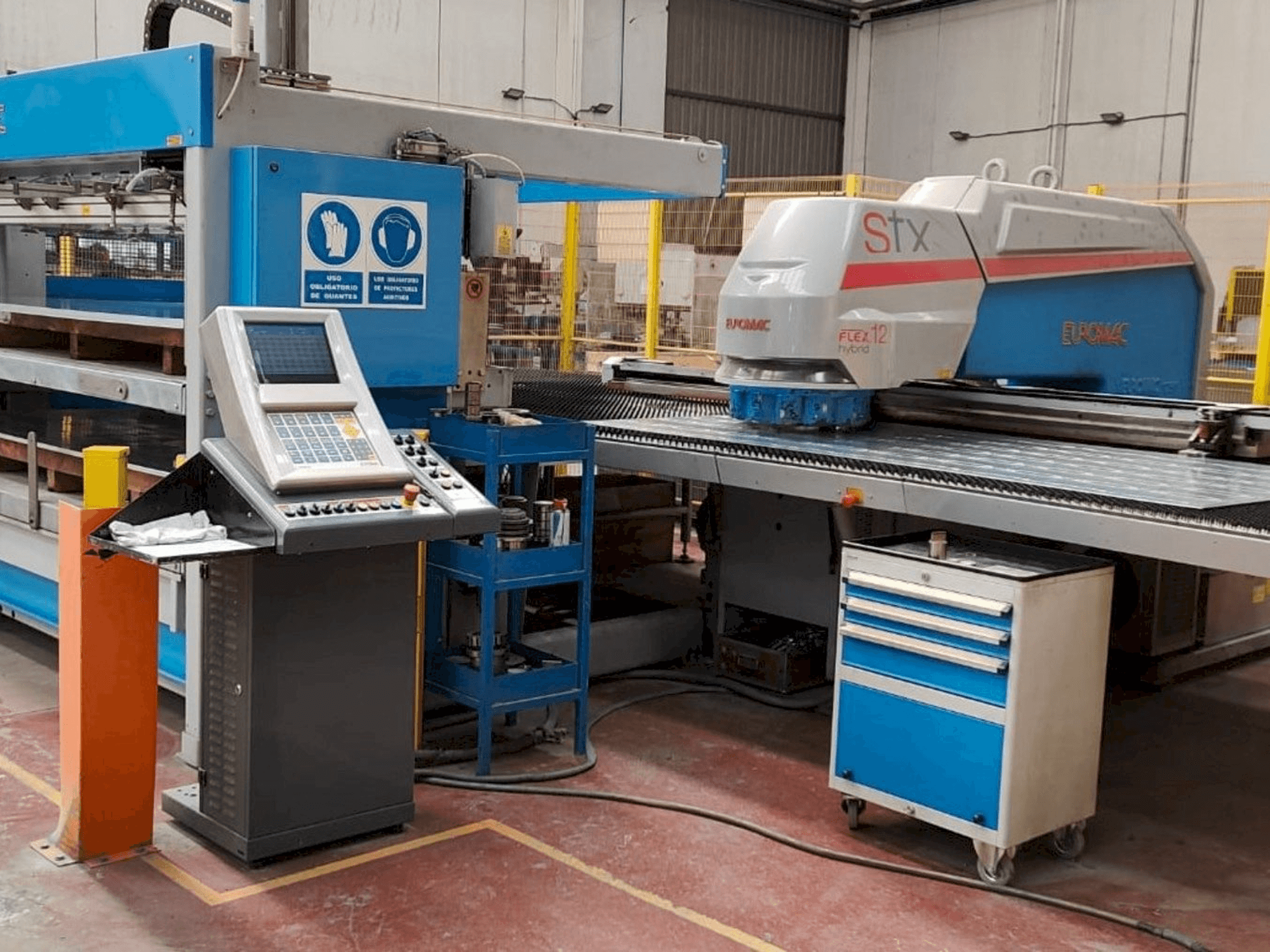 Frontansicht der Euromac STX Plus 1250/30-2500 Flex 12 Hybrid Maschine
