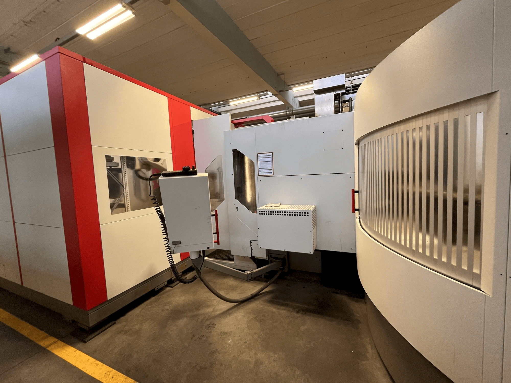 Linke Seitenansicht der HERMLE RS1 Robot System Maschine