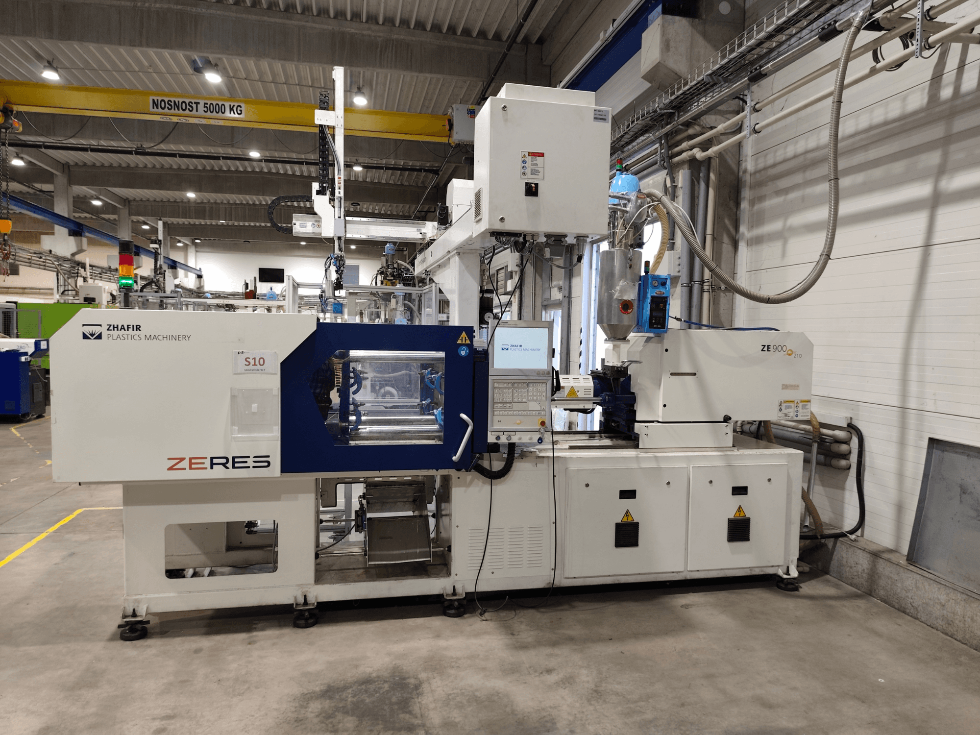 Elektrische Spritzgießmaschine ZHAFIR ZERES ZE900/210B, Vorderansicht mit Bedienfeld und Spritzgießbereich.