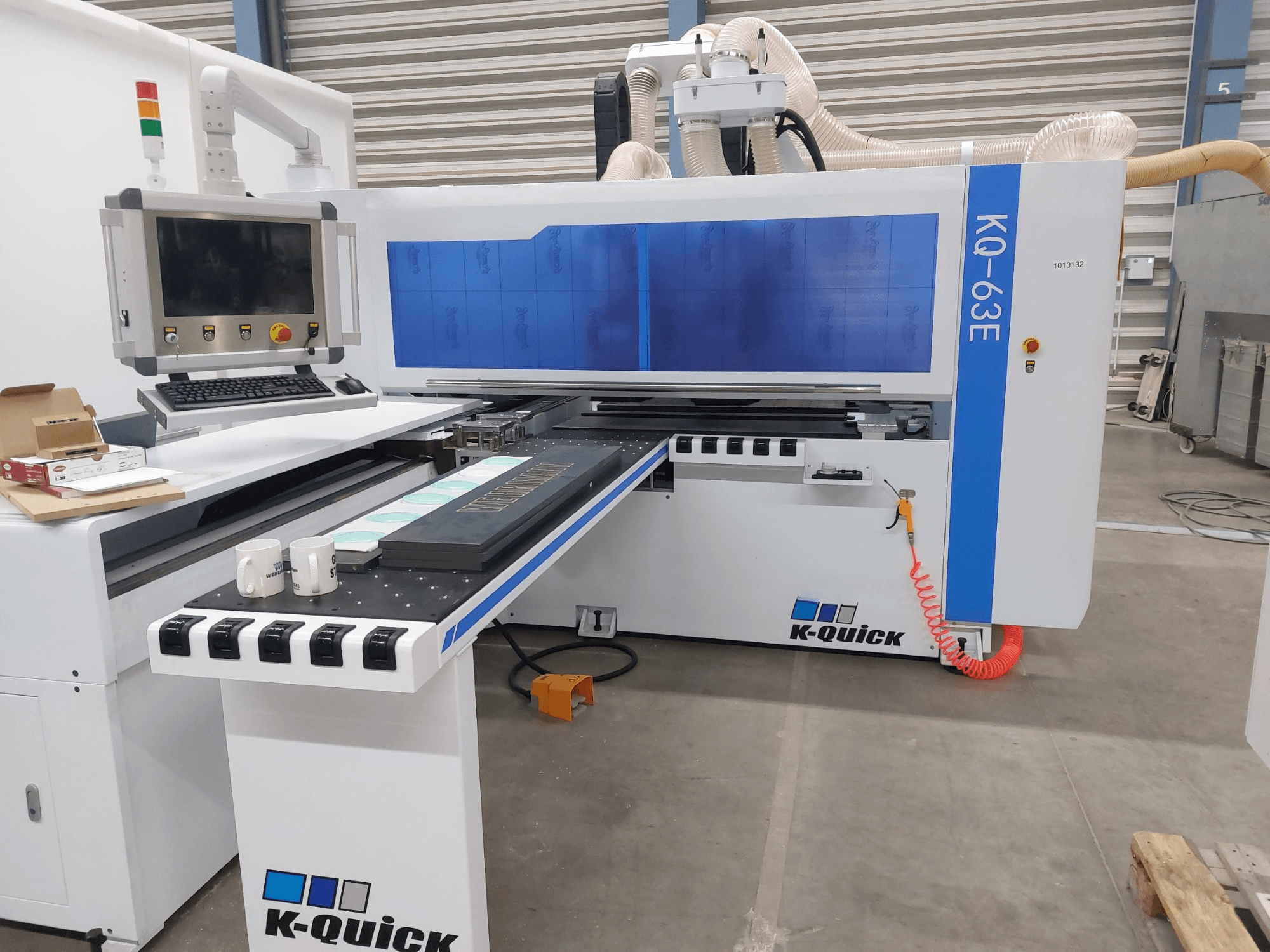K-Quick KQ-63E CNC-Maschine von vorne gesehen, mit Bedienfeld, Flachbett und sichtbarer Werkzeuganordnung.