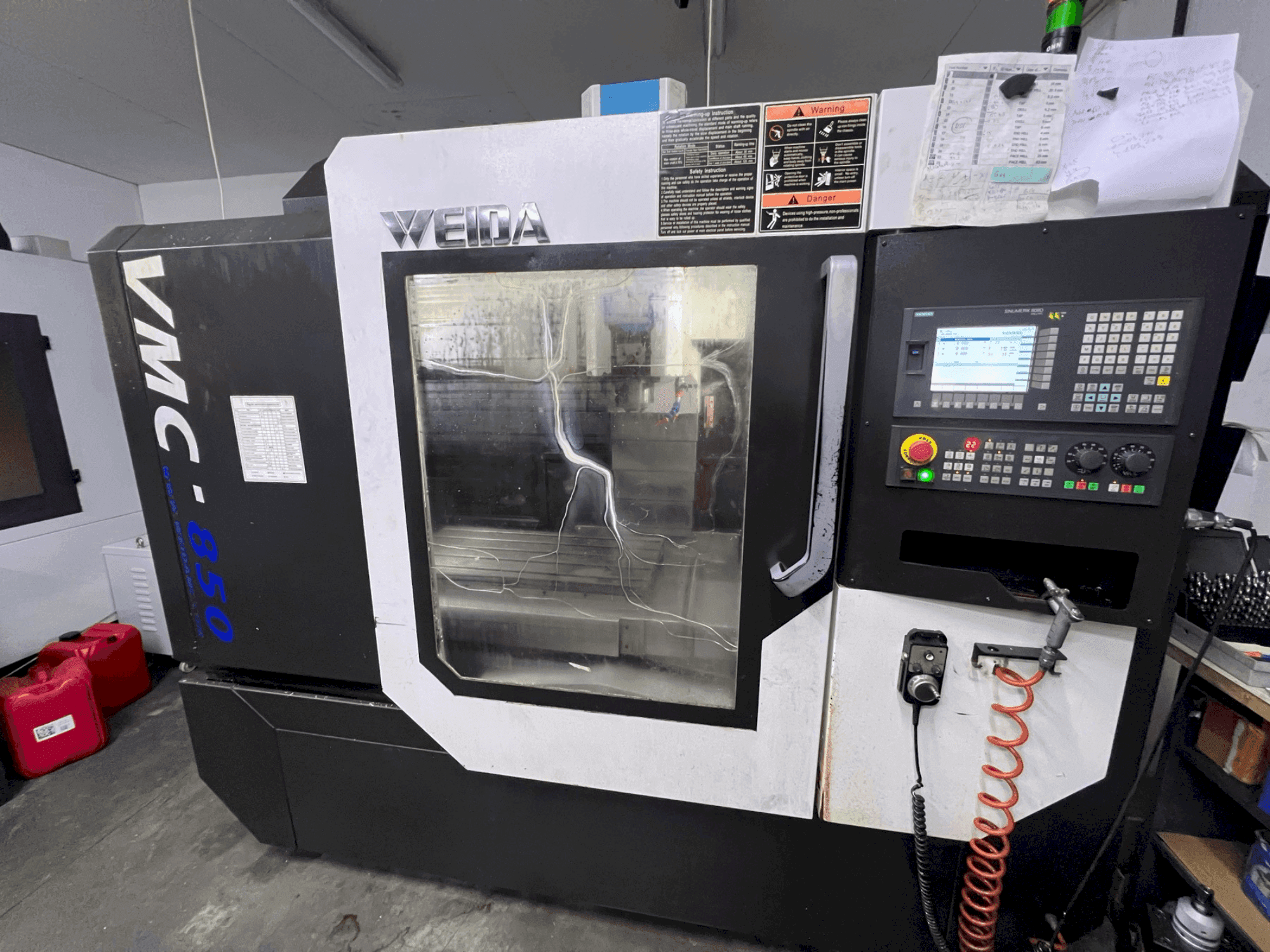Frontansicht der WEIDA VMC850 Maschine