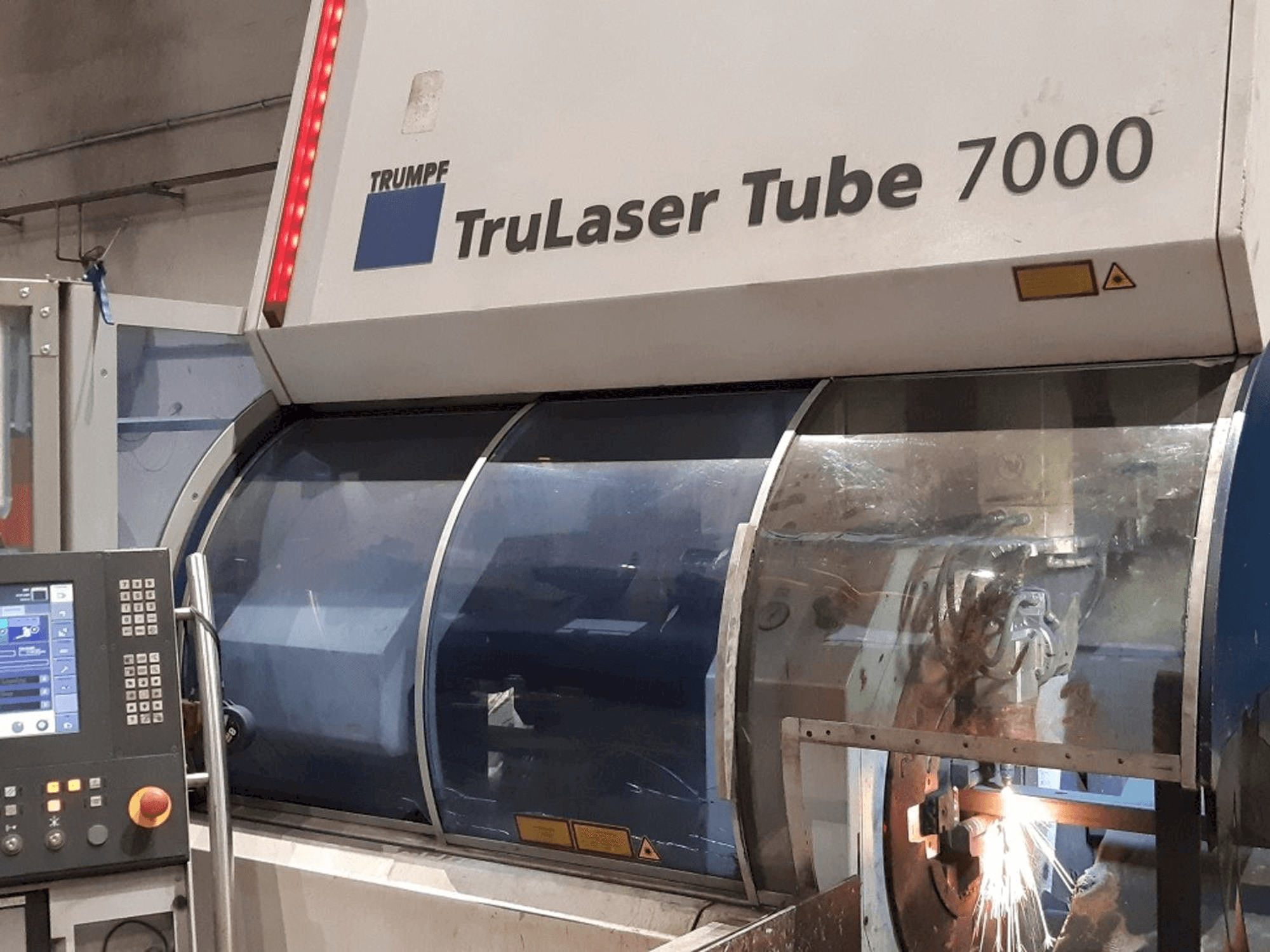 Frontansicht der Trumpf TruLaser Tube 7000 Maschine