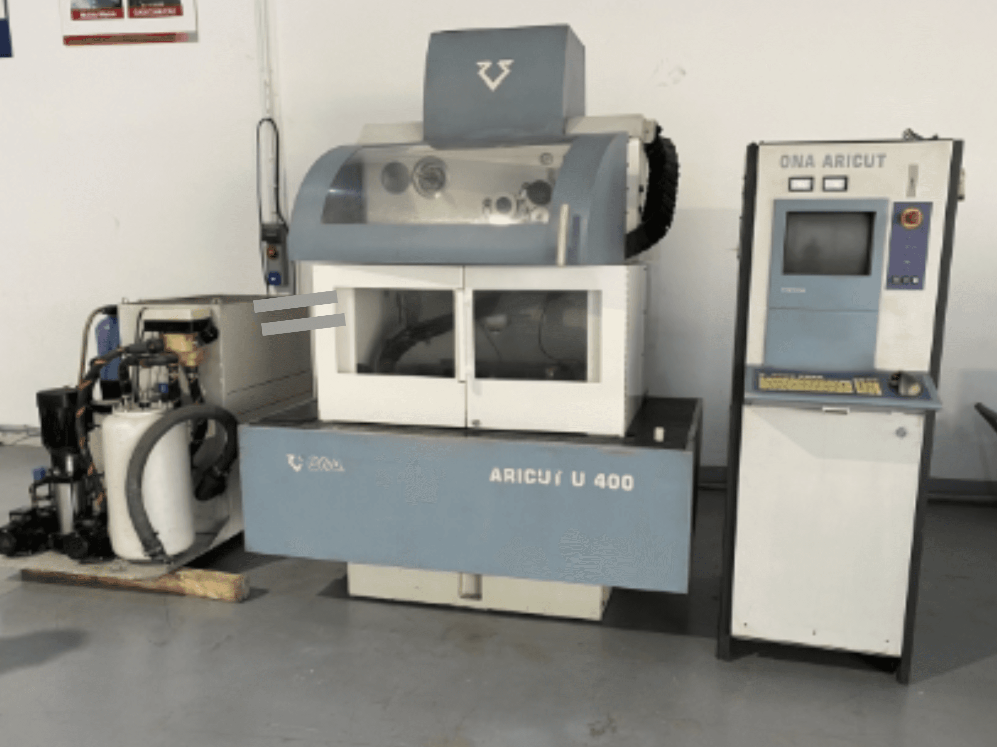 ONA U 400 Drahterodiermaschine von vorne gesehen, mit Bedienpult und Kühlmittelanlage an der Seite.