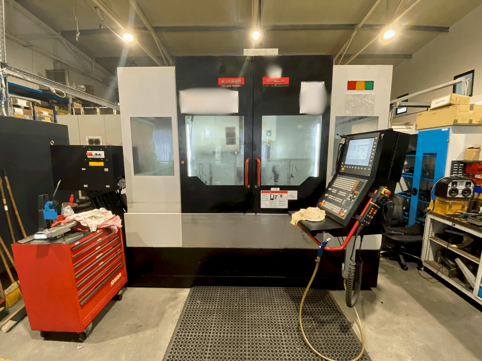 Frontansicht der Quaser MV204 Maschine