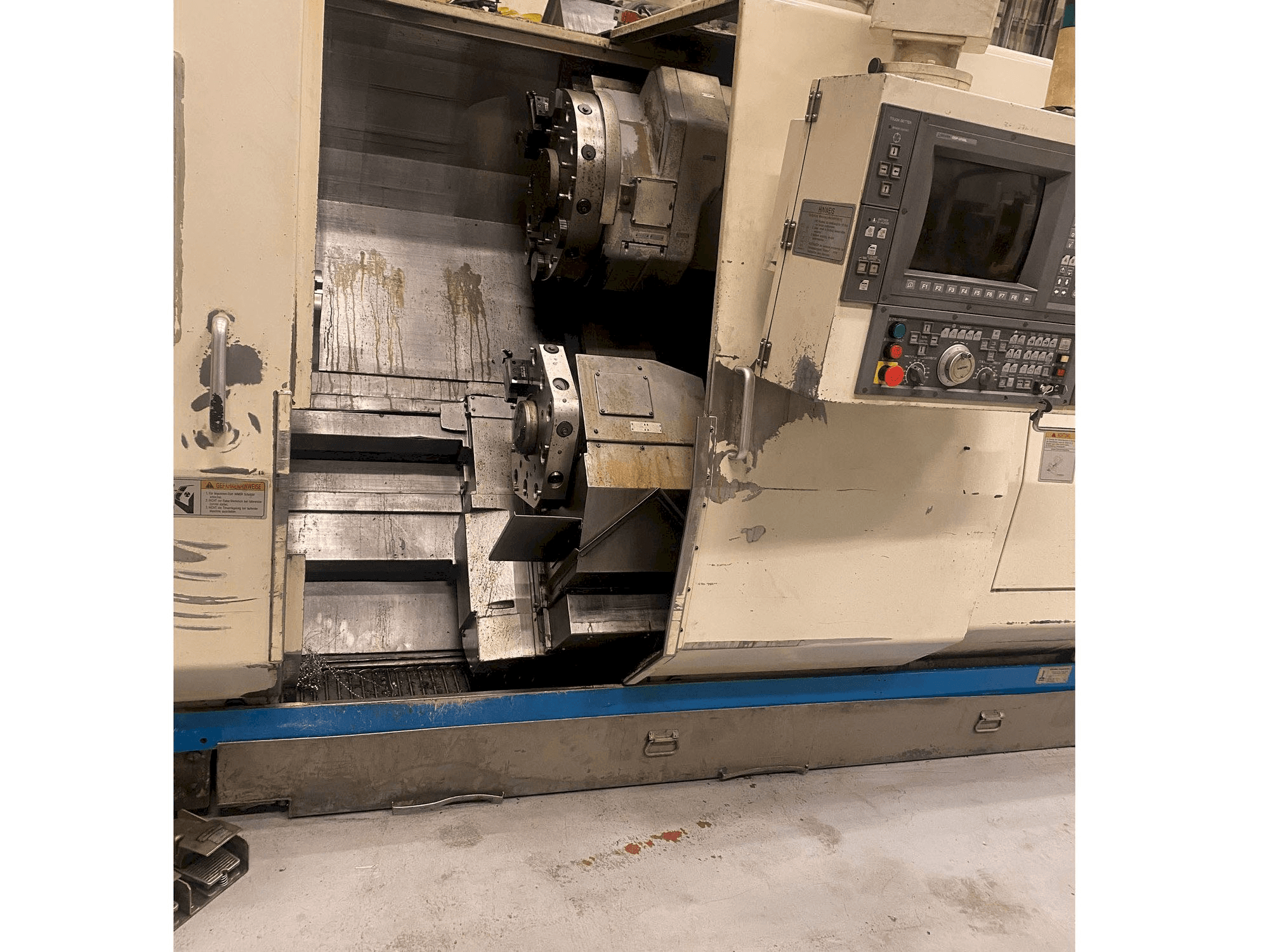Linke Ansicht der Okuma LU 25 Maschine