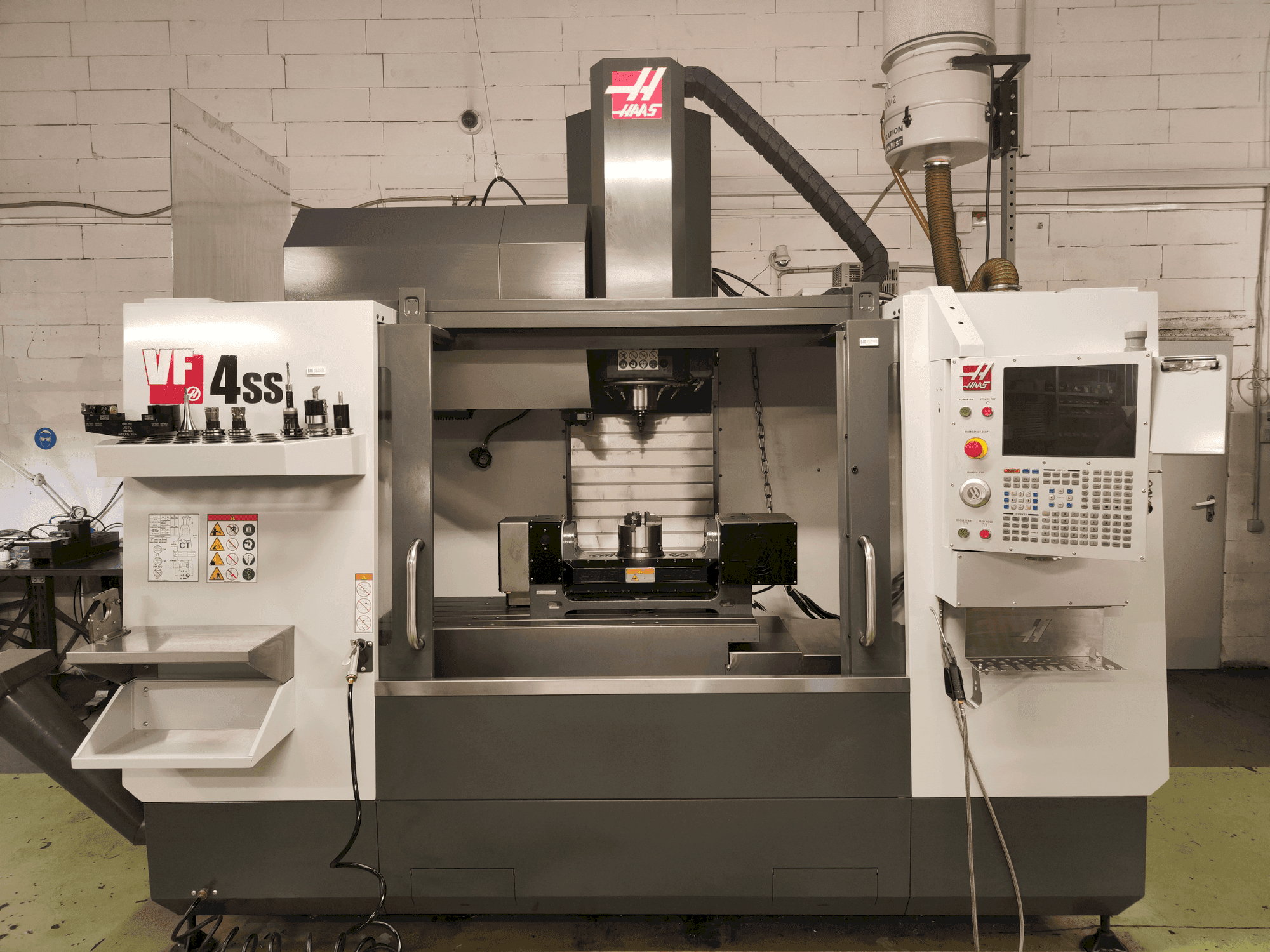 Frontansicht der HAAS VF-4SS Maschine