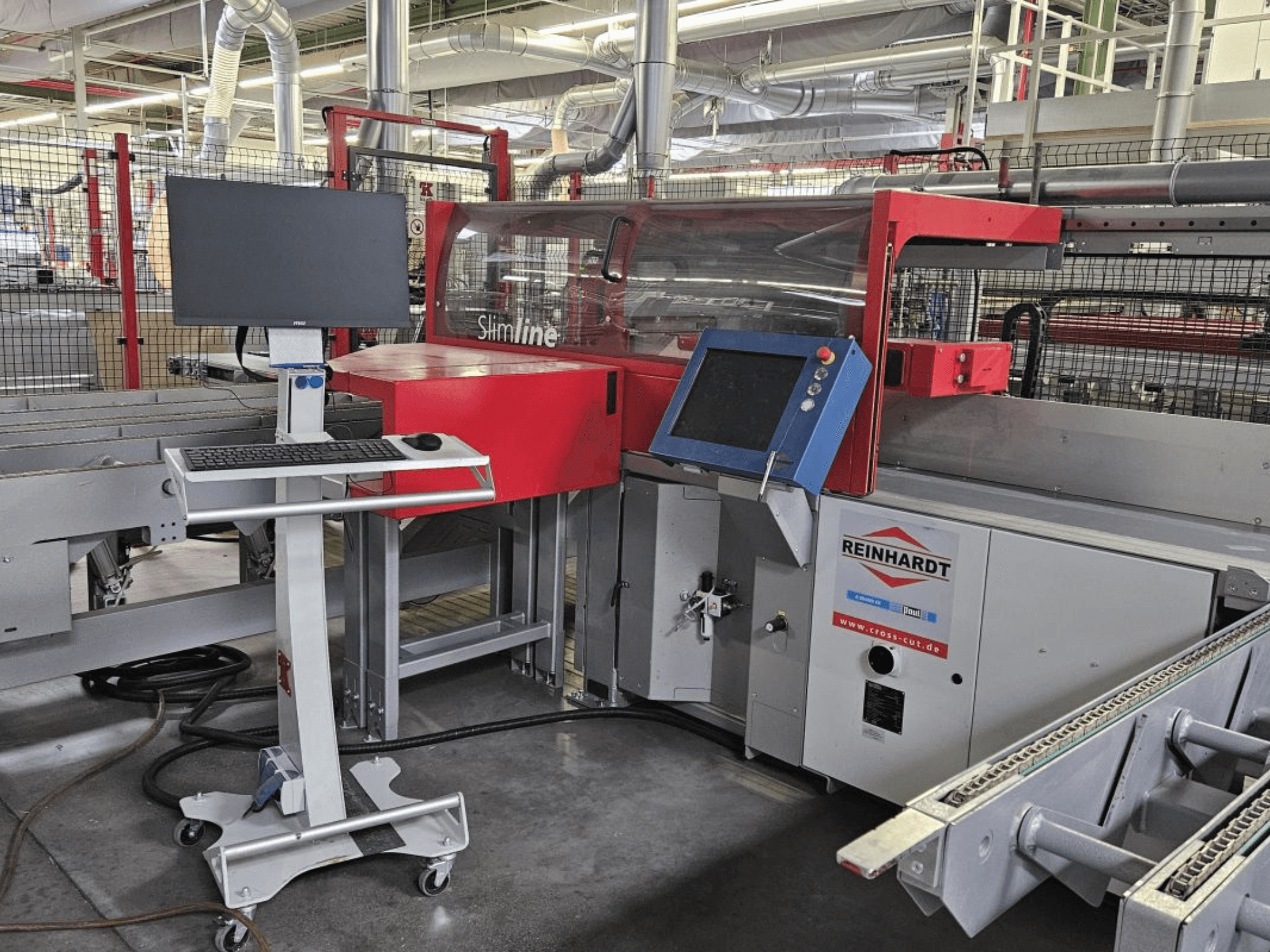 Optimierungskappsäge Paul Reinhardt SlimLine 110, Frontansicht mit Bedienfeld und Monitor für die Betriebseinstellung.