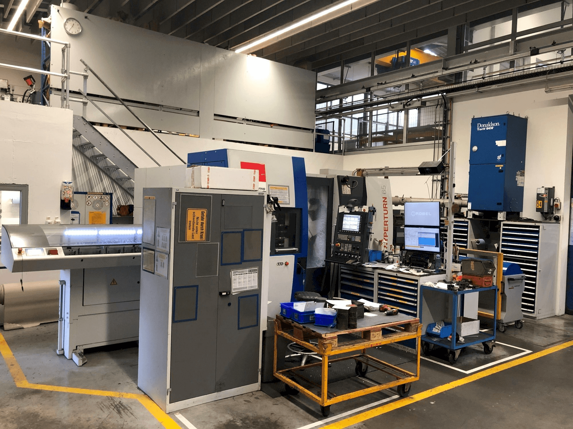 Frontansicht der EMCO HYPERTURM 65 PM Maschine