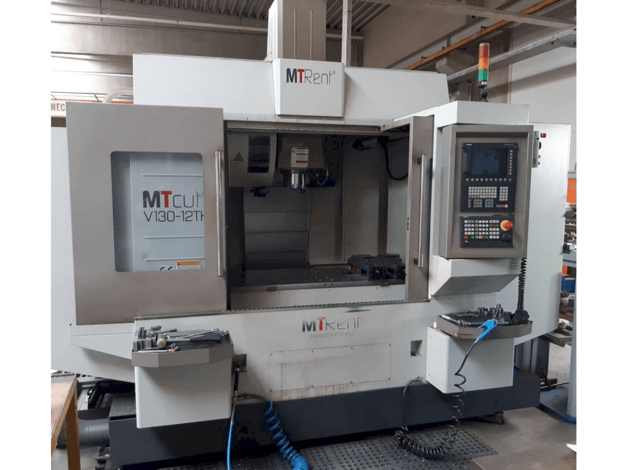 Frontansicht der MTcut V130-12TH Maschine