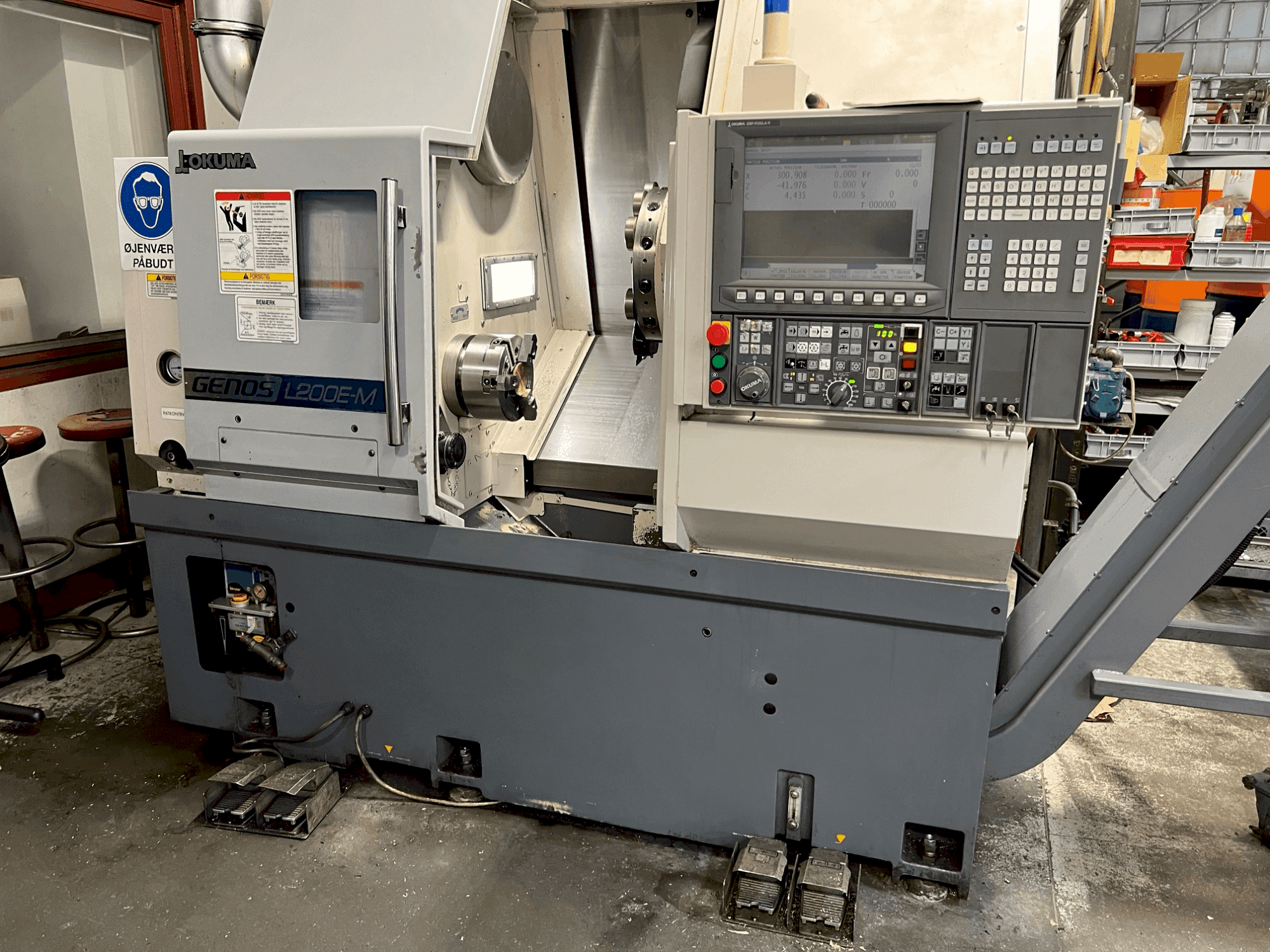 Frontansicht der Okuma GENOS L200E MY Maschine