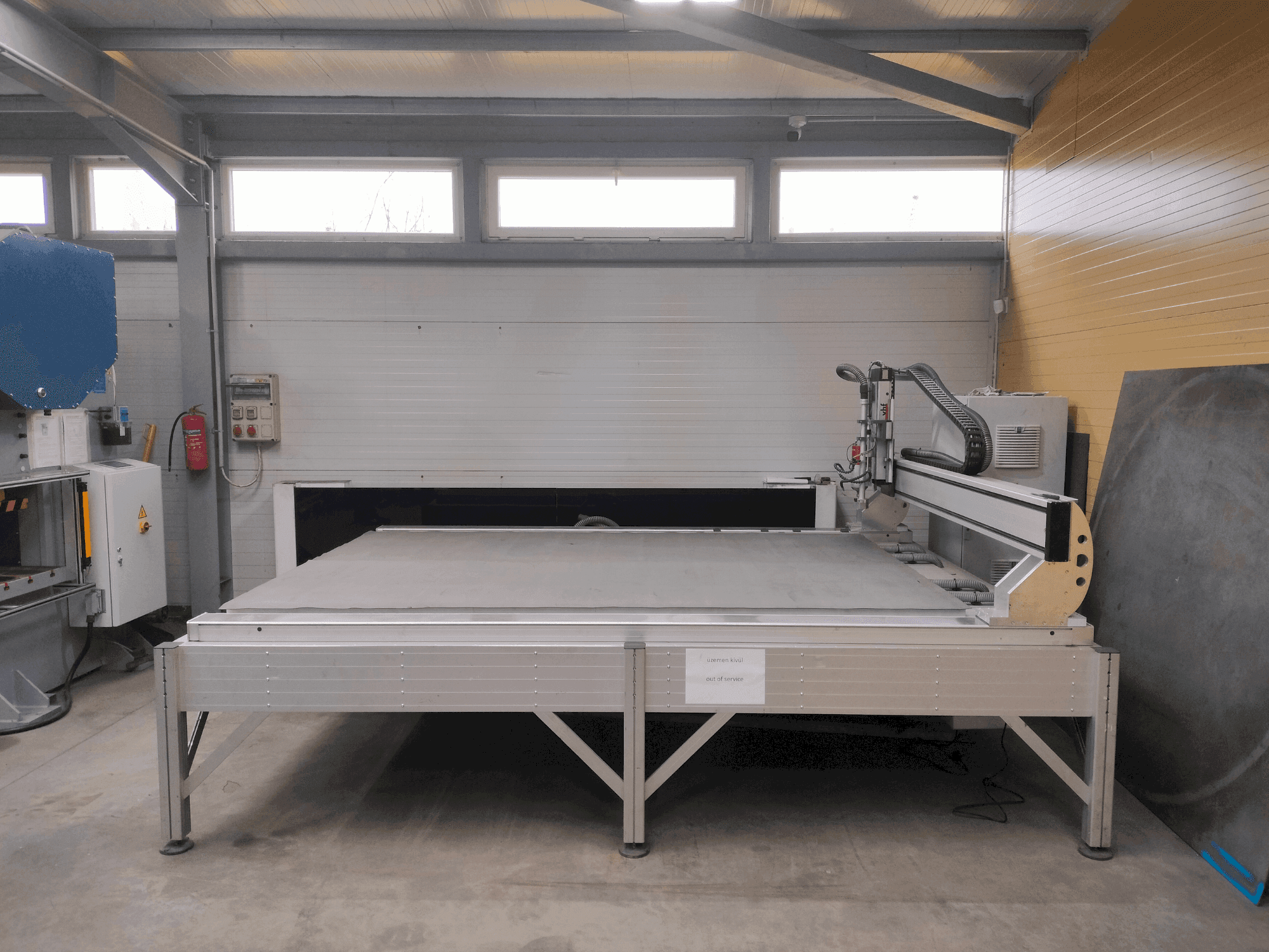 Frontansicht der VHF CAM 2030 Active Pro Maschine