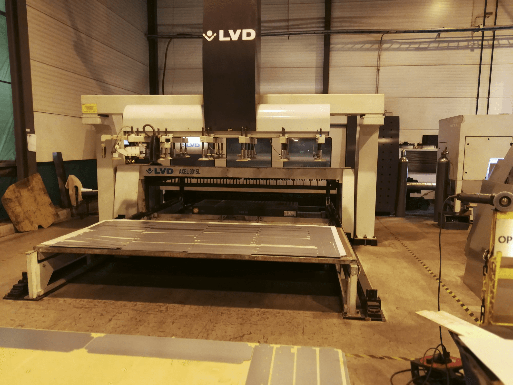 Frontansicht 1 der LVD AXEL 3015 L Maschine