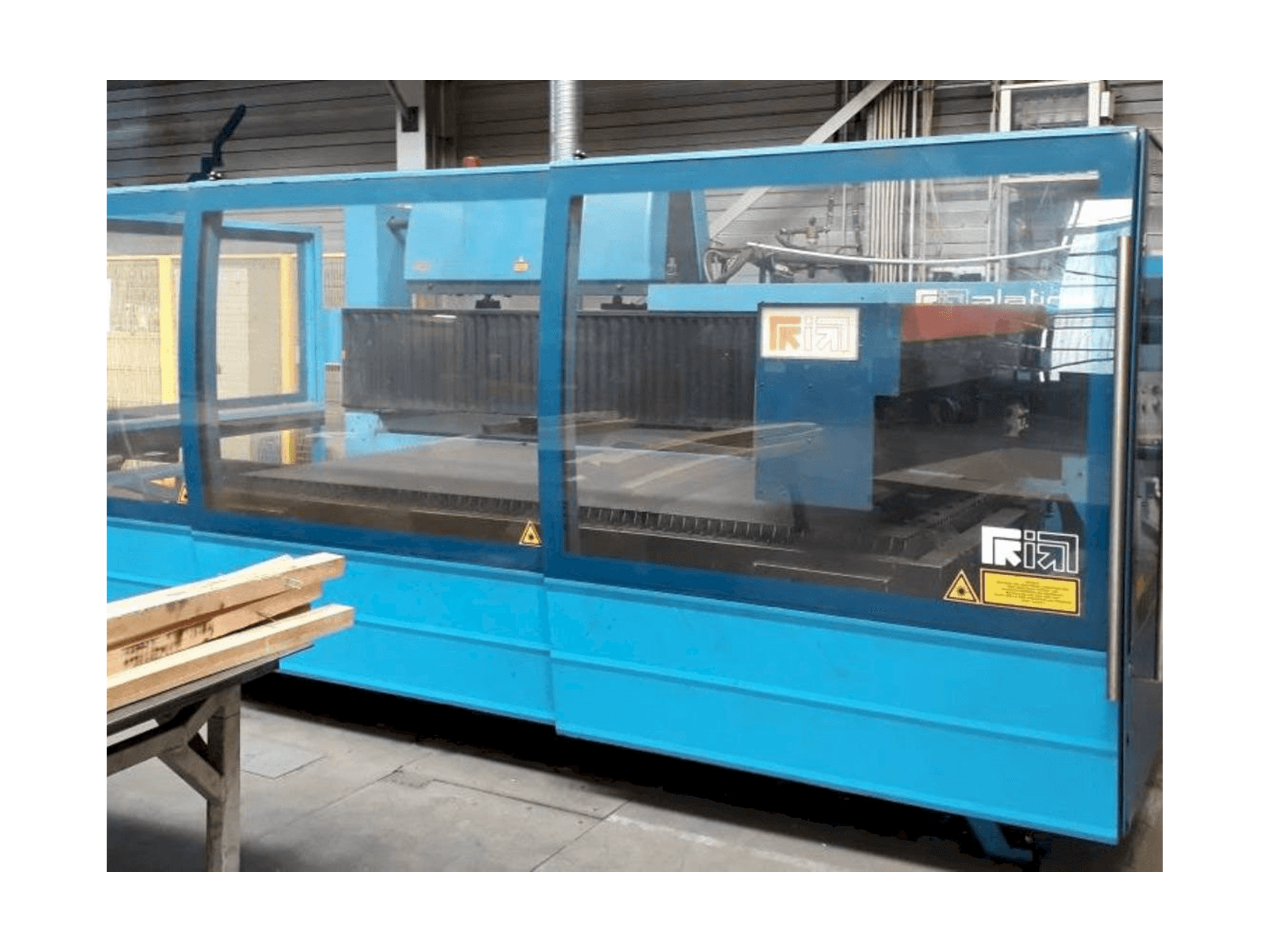 Frontansicht der Prima Industrie Platino 1530 Maschine