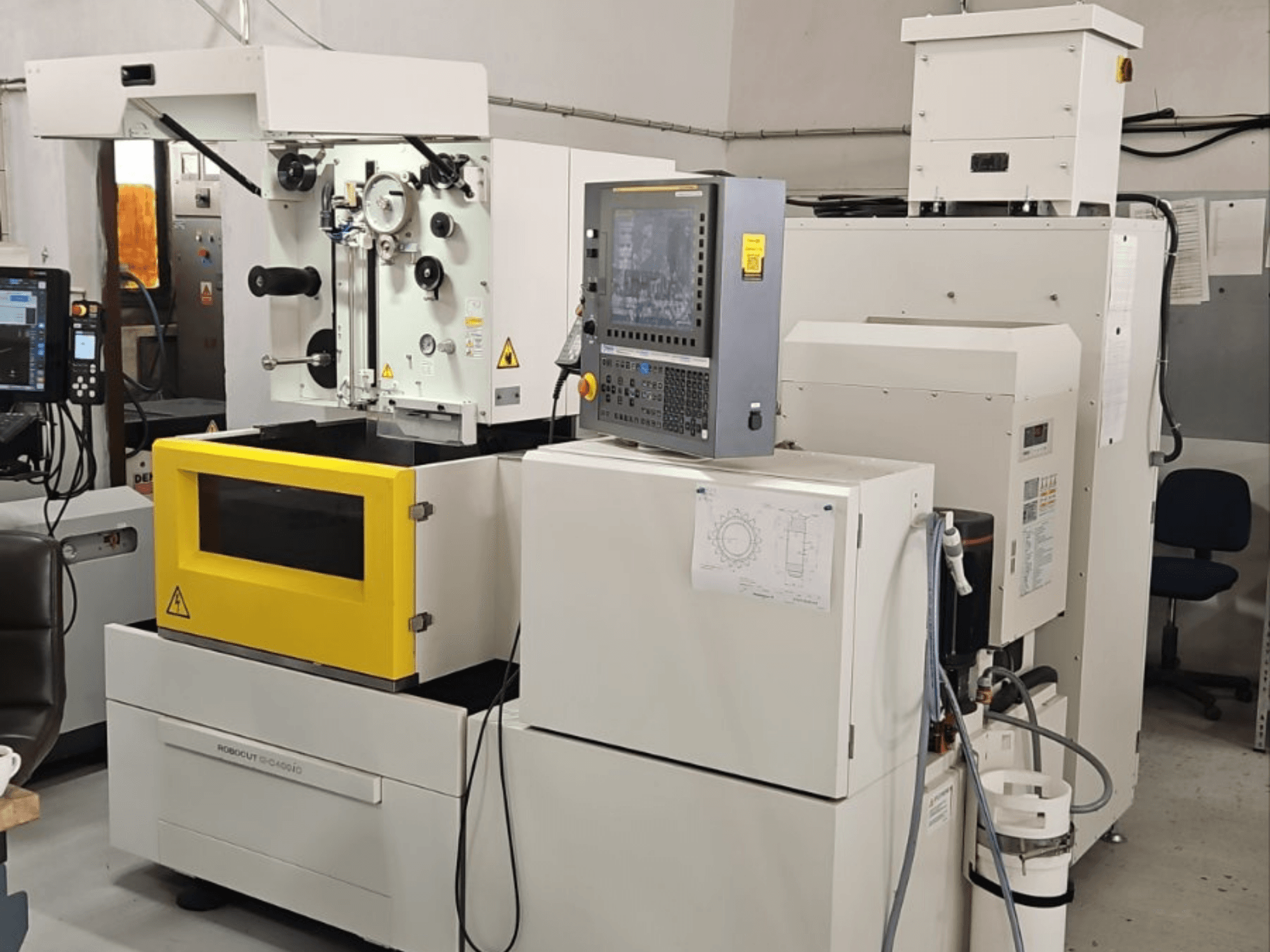 FANUC Robocut alpha C400iC Drahterodiermaschine, Vorderansicht mit Bedienfeld und gelber Arbeitskammer.