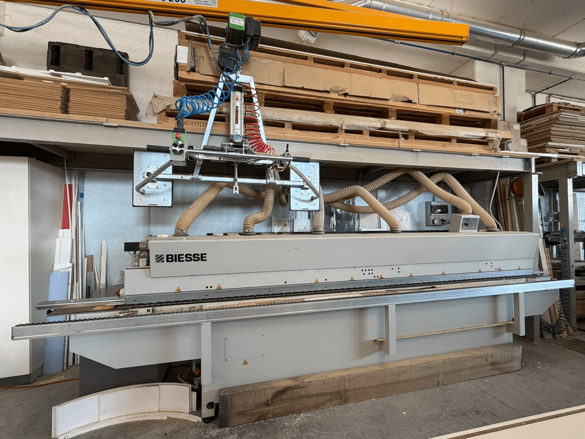 BIESSE AKRON 1330 Kantenanleimmaschine in einer Werkstatt, Ansicht von vorne mit Bedienfeld und Absaugsystem.