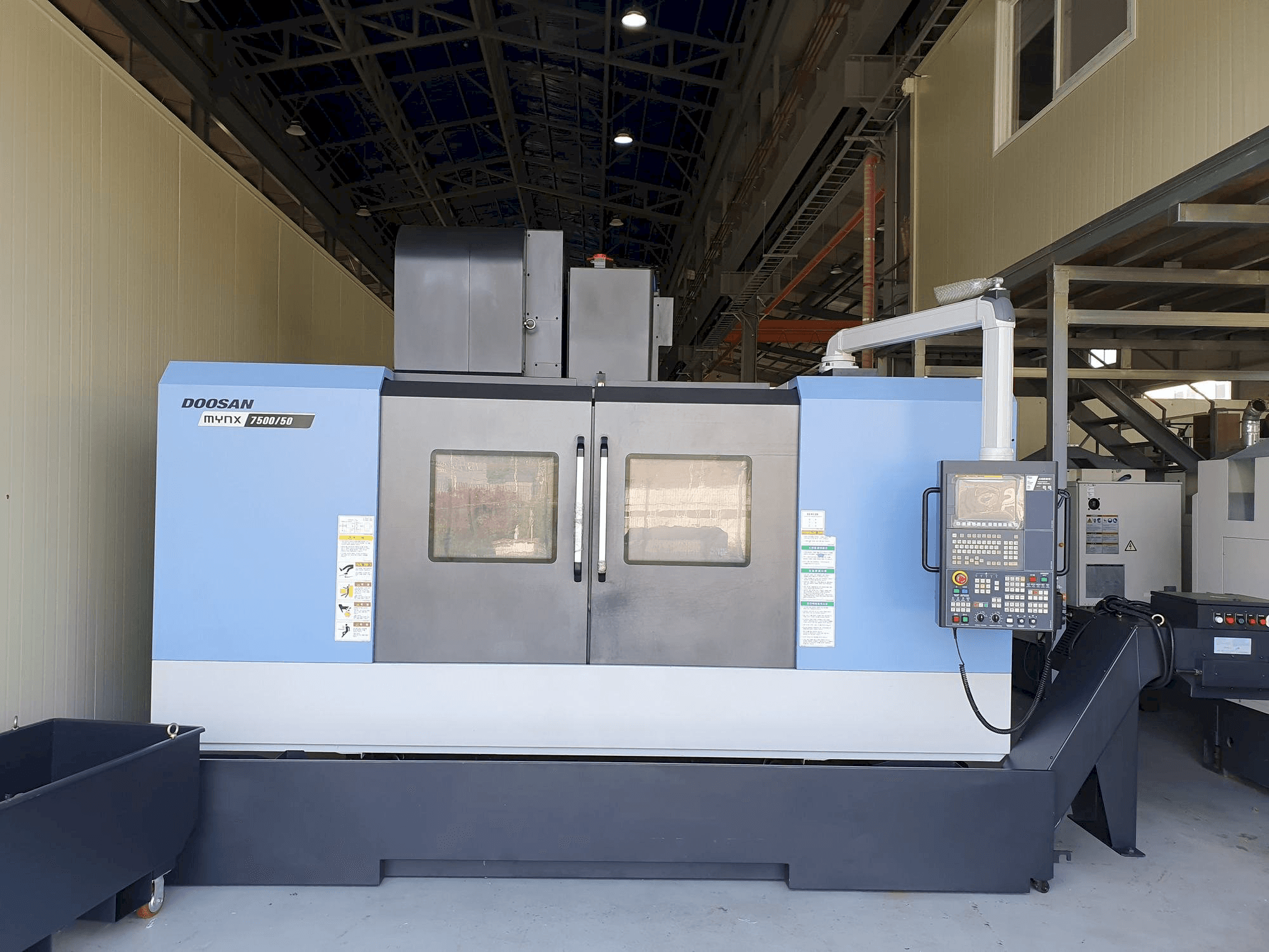 Frontansicht der Doosan MYNX7500/50 Maschine