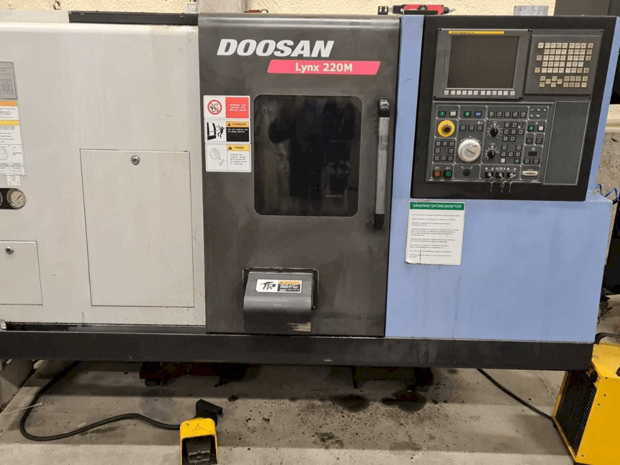 Frontansicht der Doosan Lynx 220MA + bar feeder LNS Express Maschine