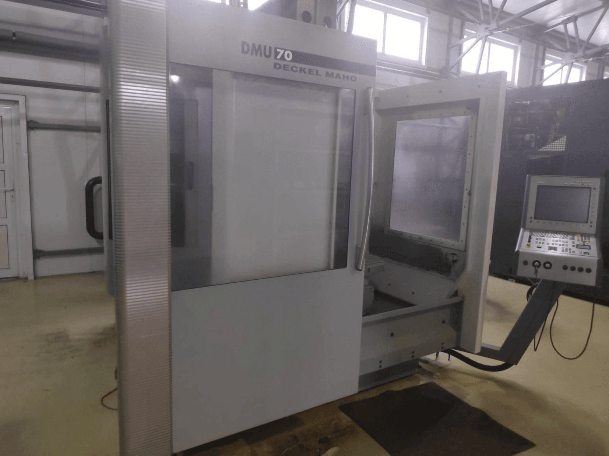 Frontansicht der DECKEL MAHO DMU 70 Maschine