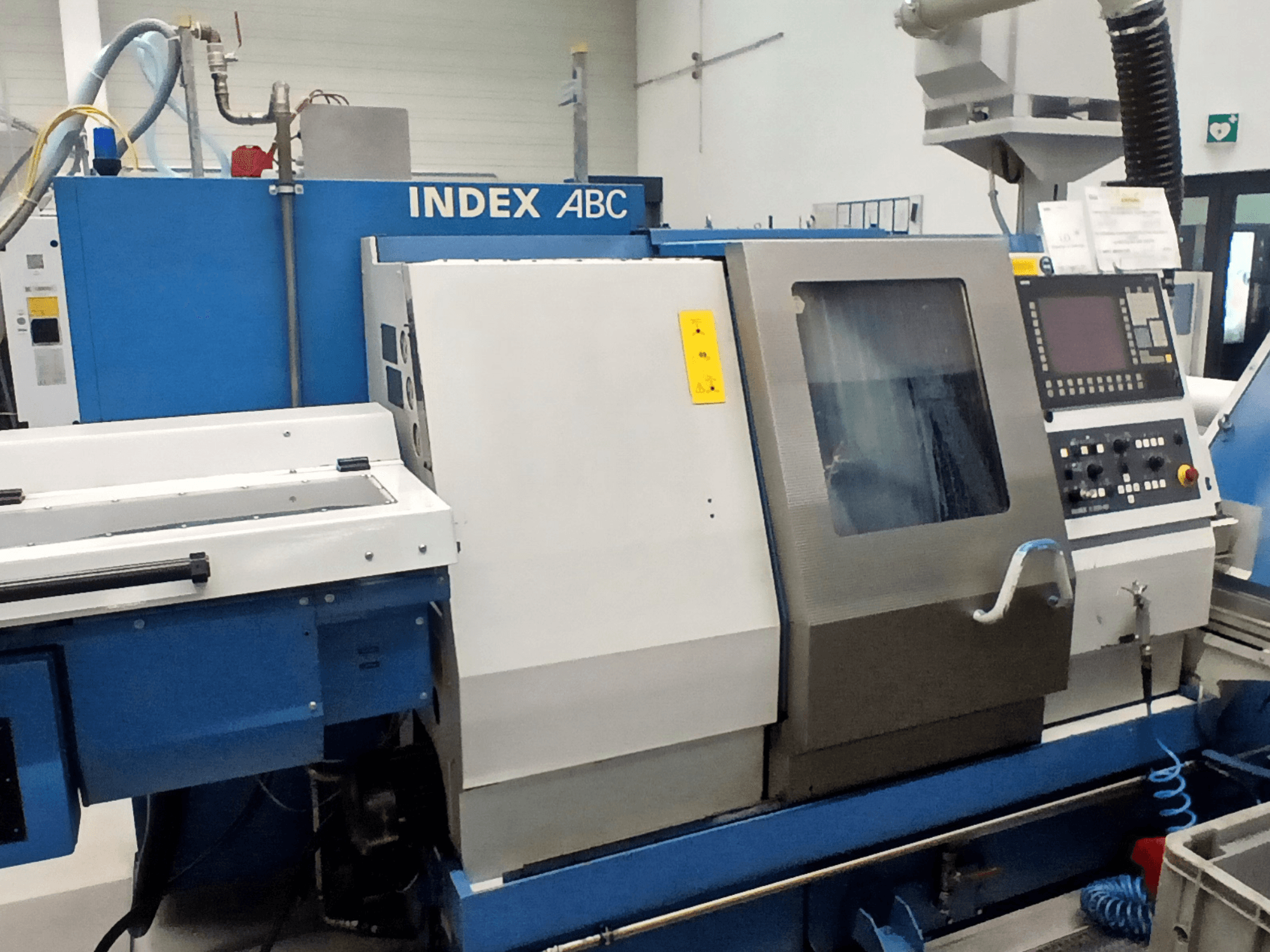 Horizontal-Drehmaschine Index ABC in Blau und Silber, Vorderansicht mit Bedienfeld und Arbeitsbereich.