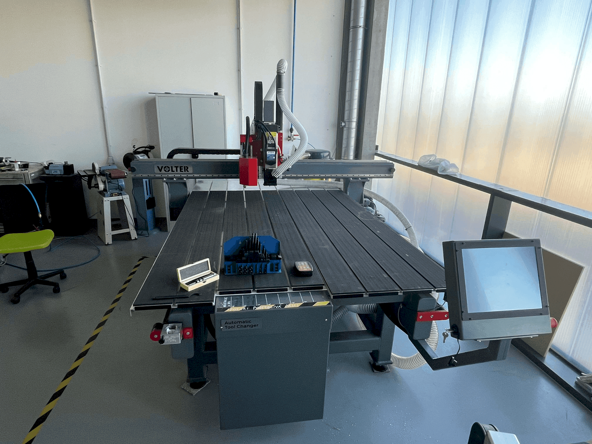 Frontansicht der VOLTER L2016 Maschine