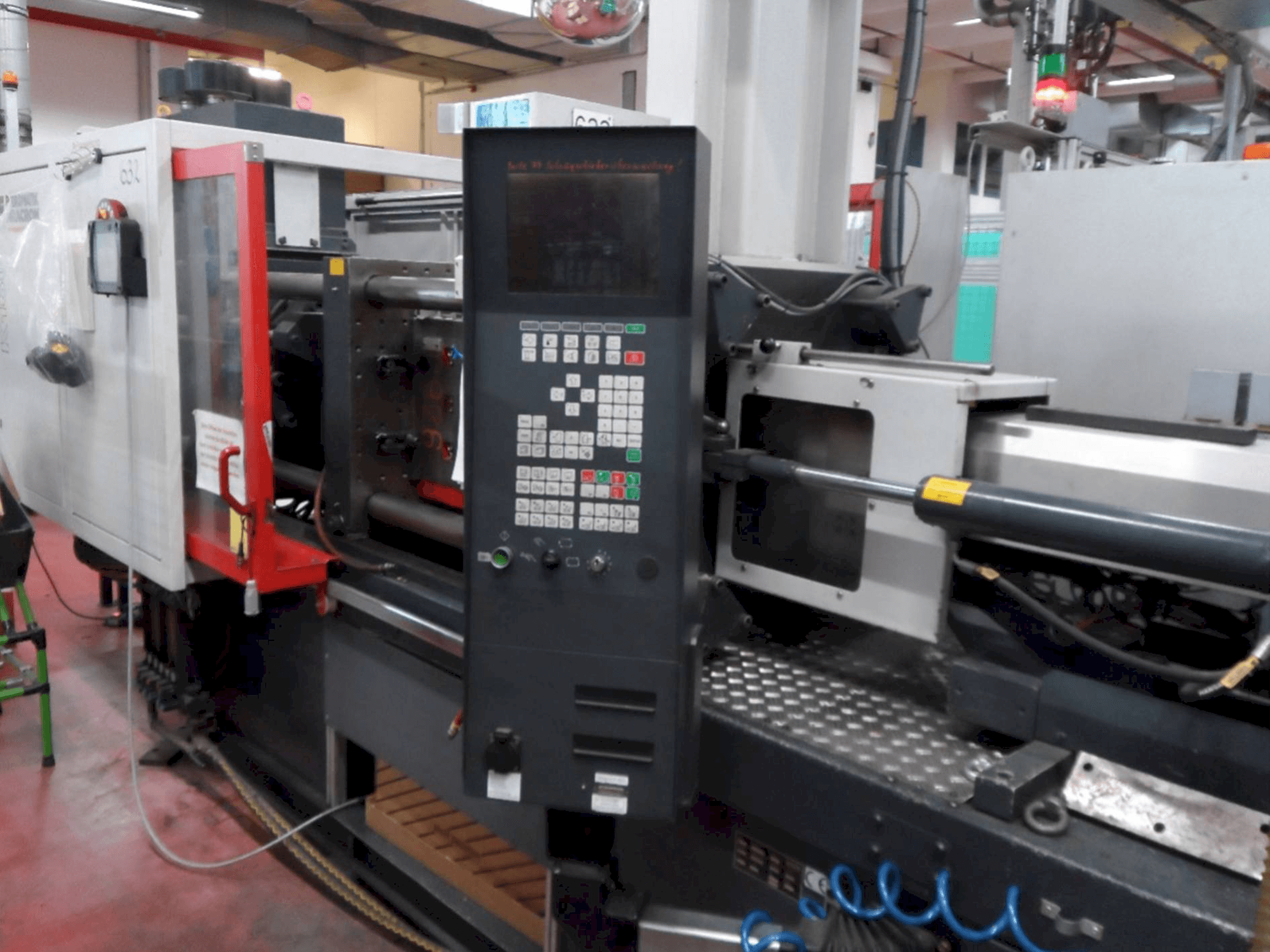 Frontansicht der FERROMATIK MILACRON K-Tec 160S Maschine