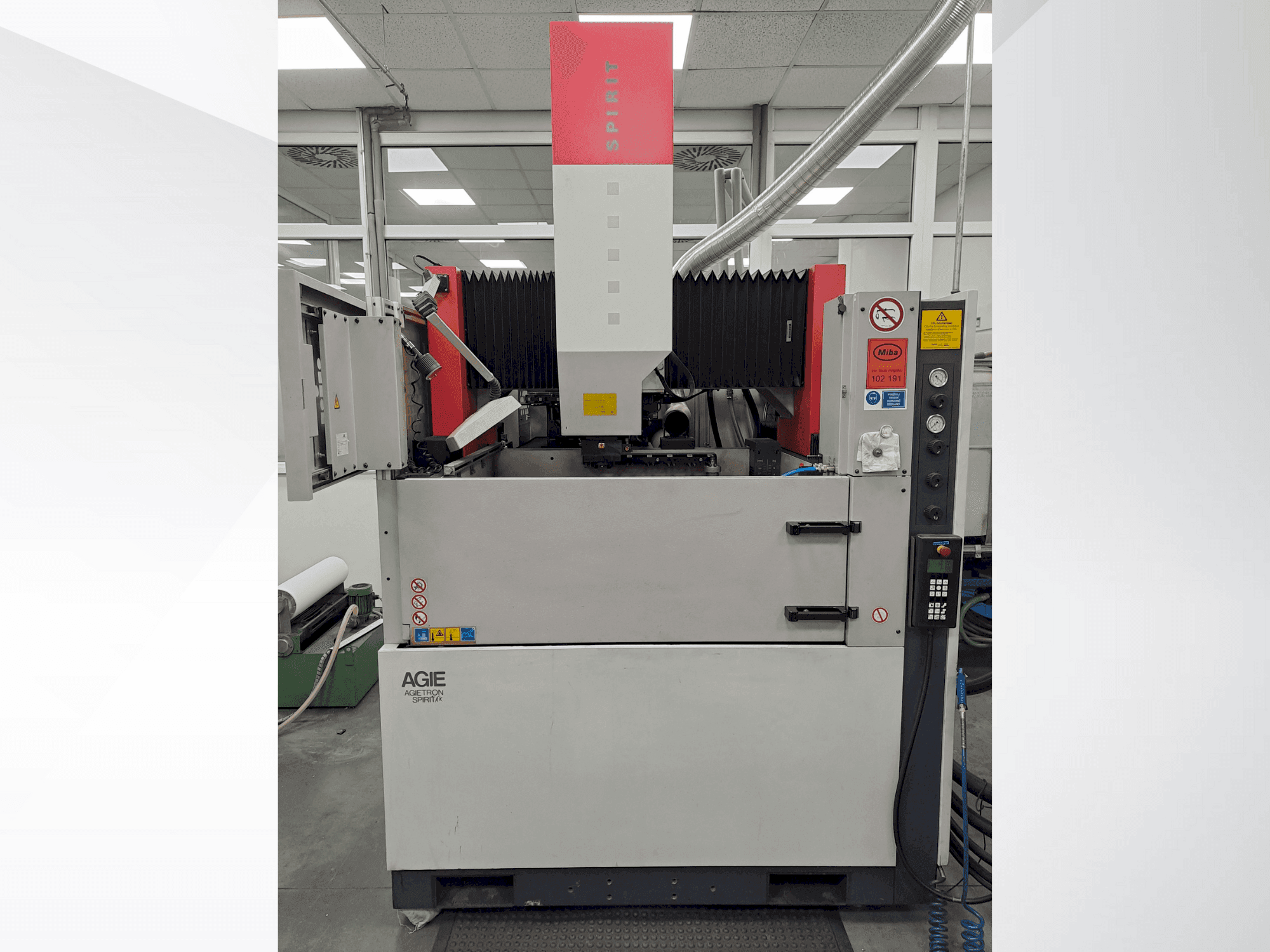 Frontansicht der AGIE AGIETRON SPIRIT 4 Maschine