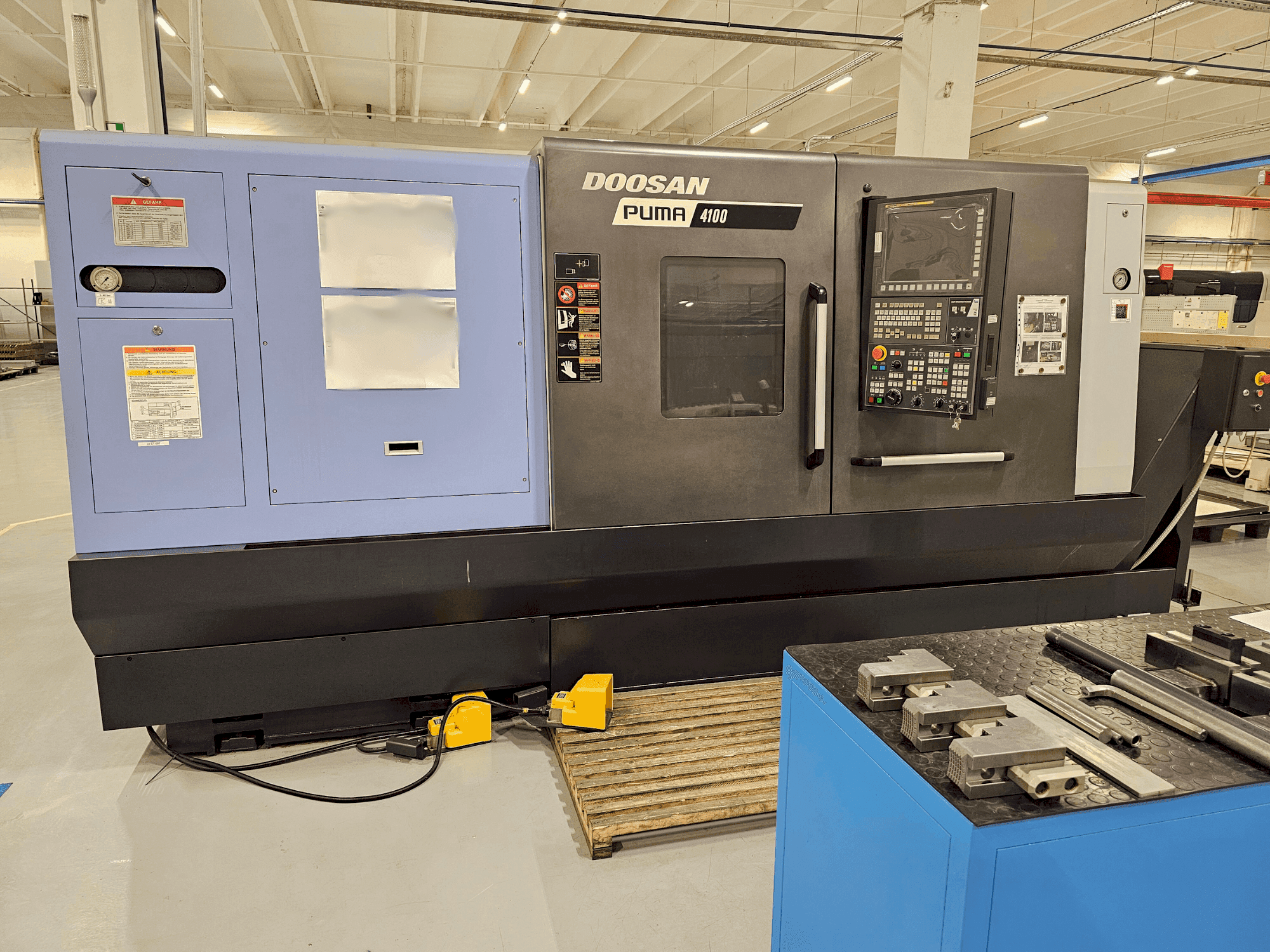Frontansicht der DOOSAN PUMA 4100B (2018) Maschine