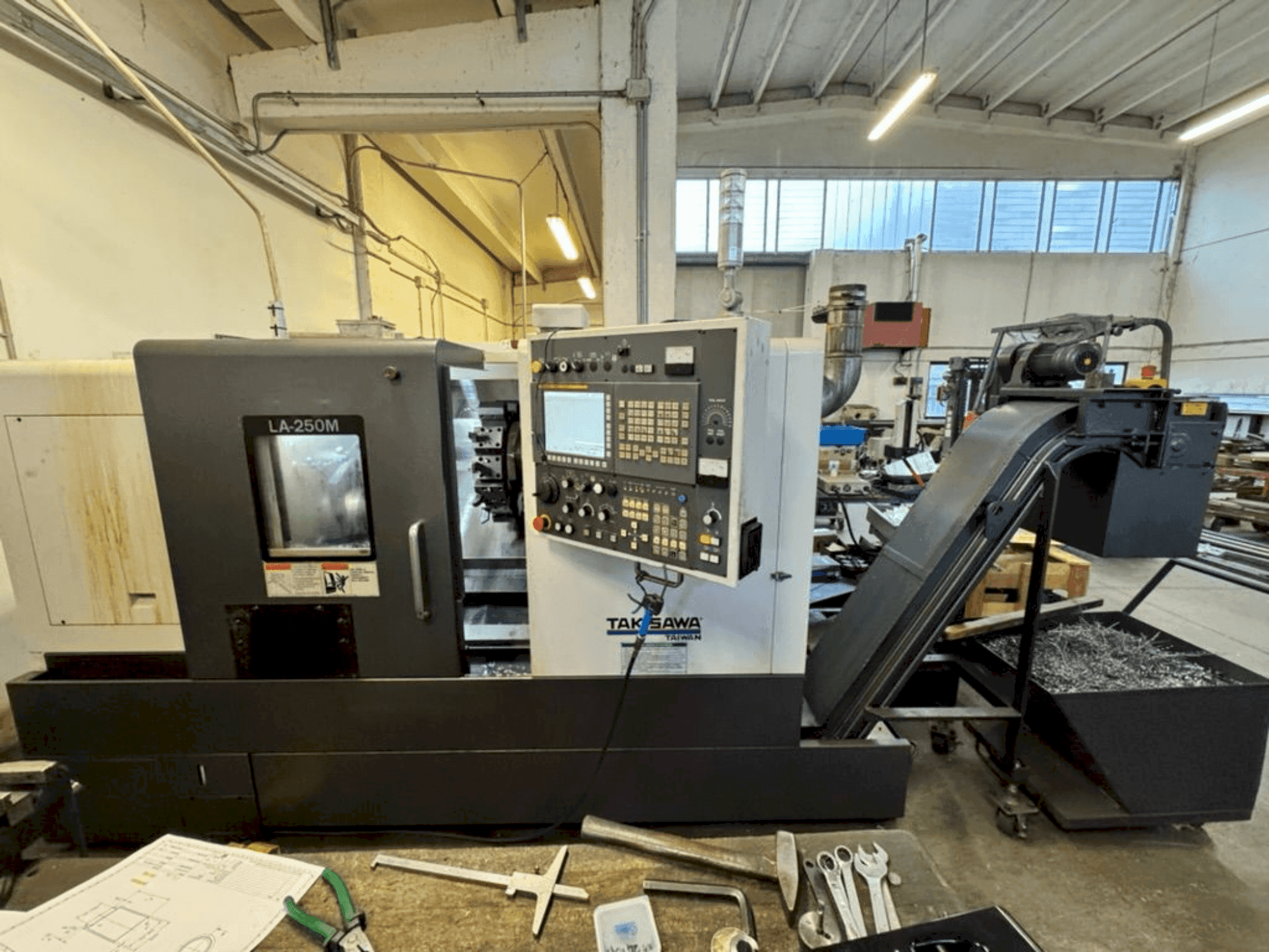 Frontansicht der Takisawa LA-250M Maschine