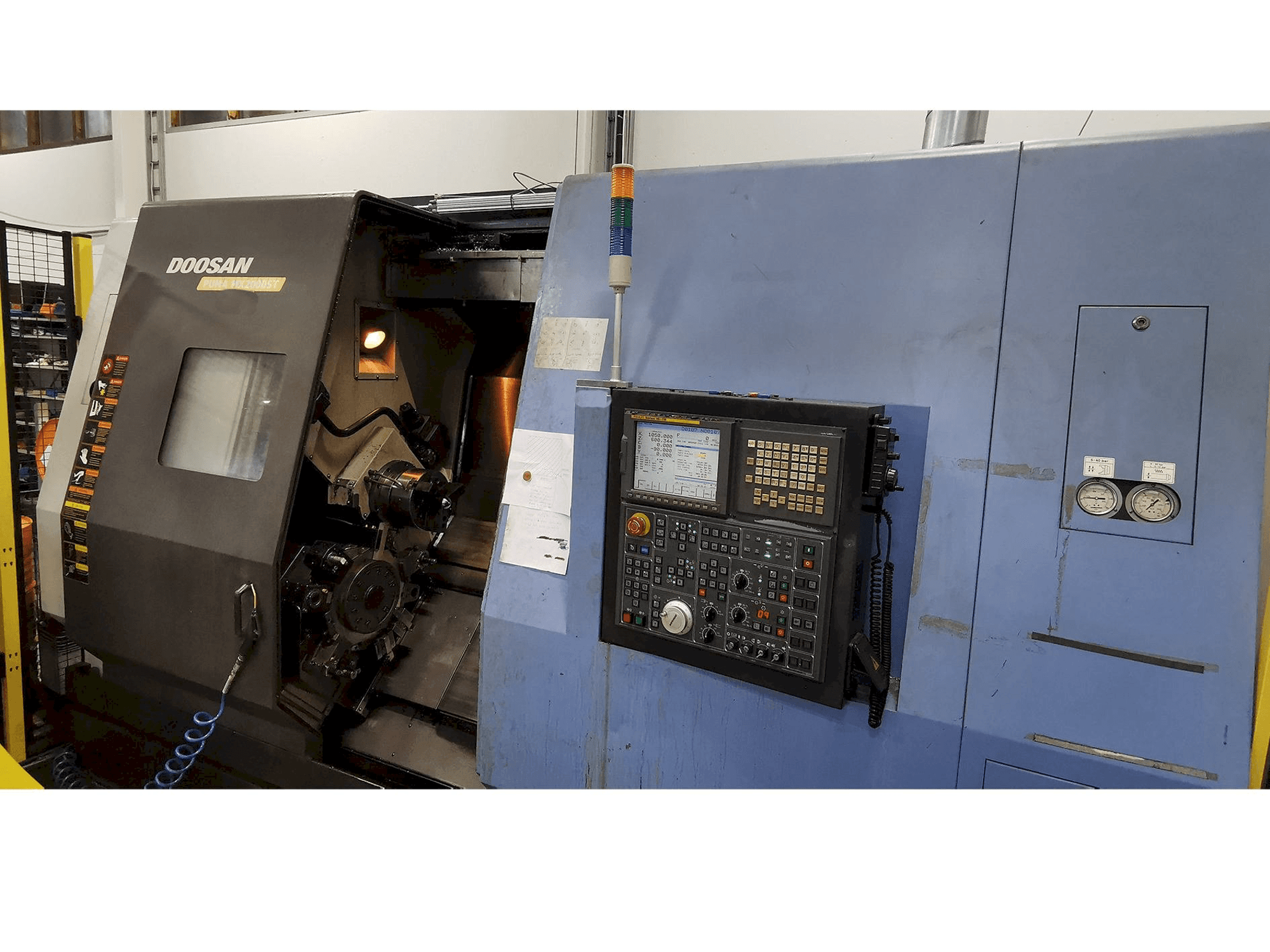 Frontansicht der Doosan Puma MX 2000 ST Maschine