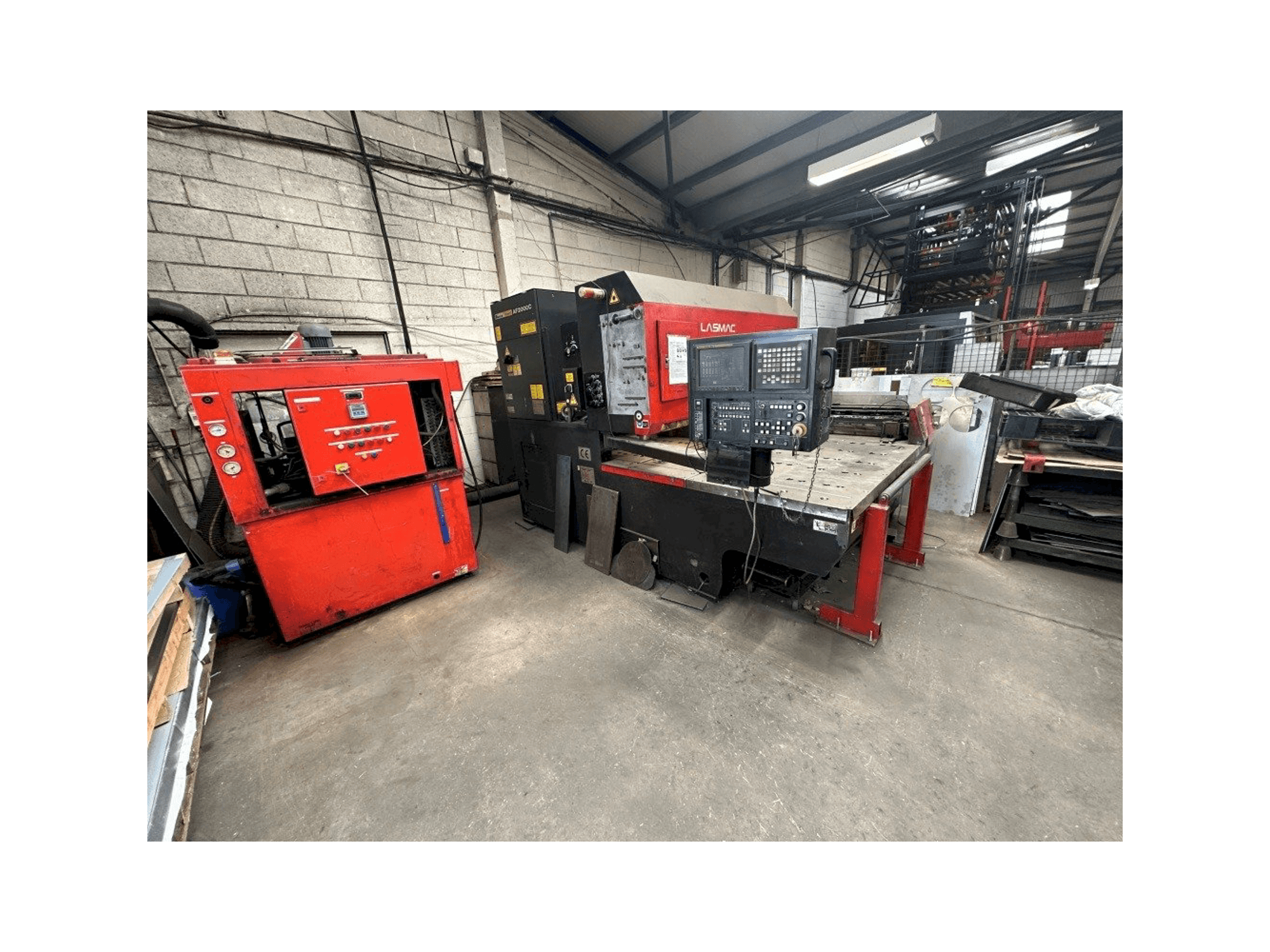 Frontansicht der AMADA Lasmac LC1212A3 Maschine