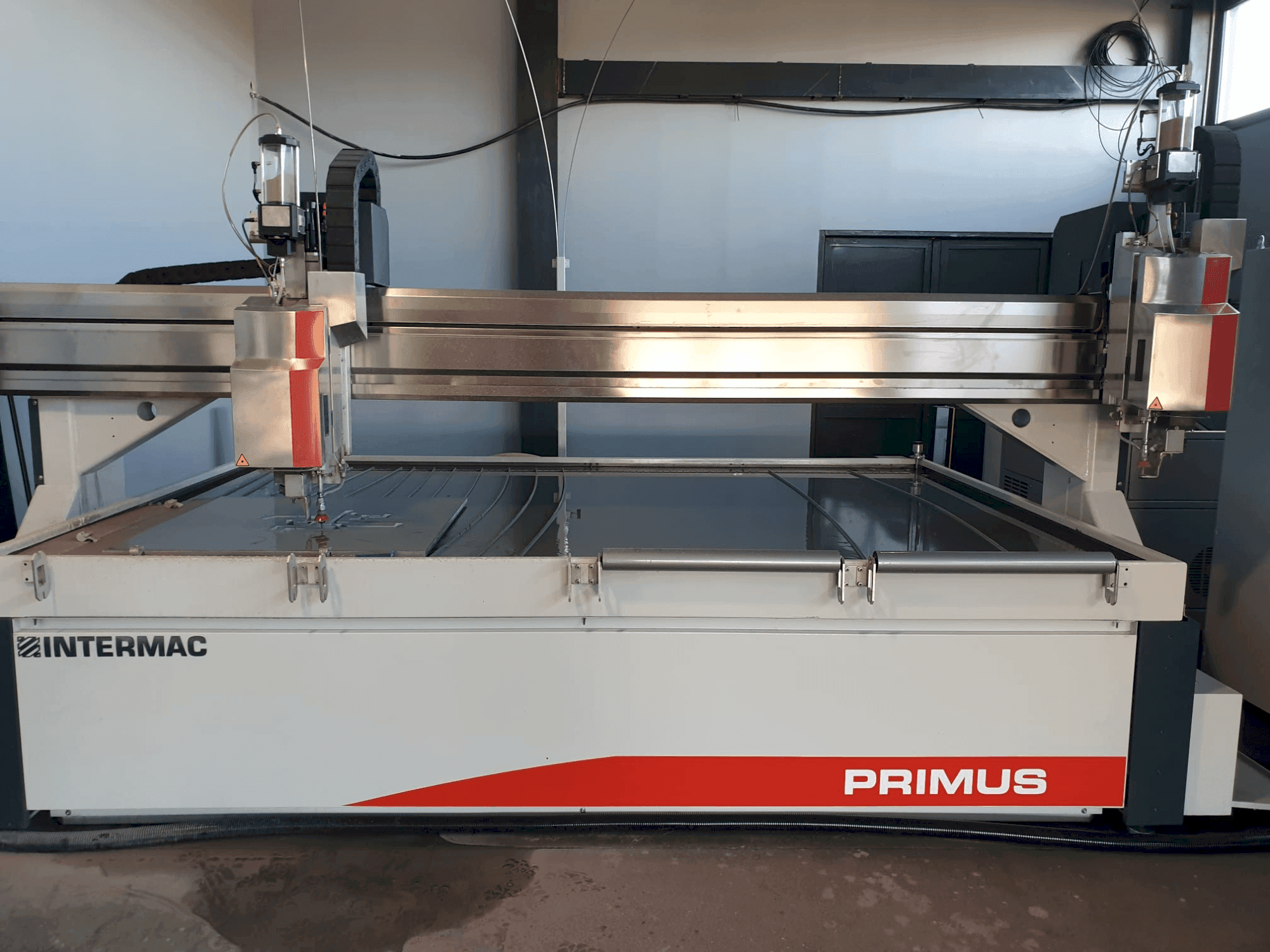 Frontansicht der Intermac Primus 322 Maschine